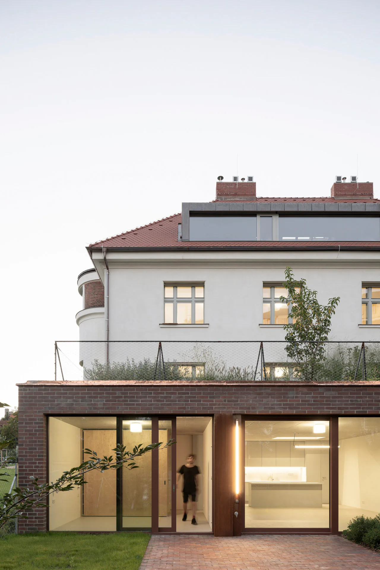 Kennzeichnend für das Wohnhaus in Prag ist ein Sockel aus Ziegelmauerwerk mit Keller.