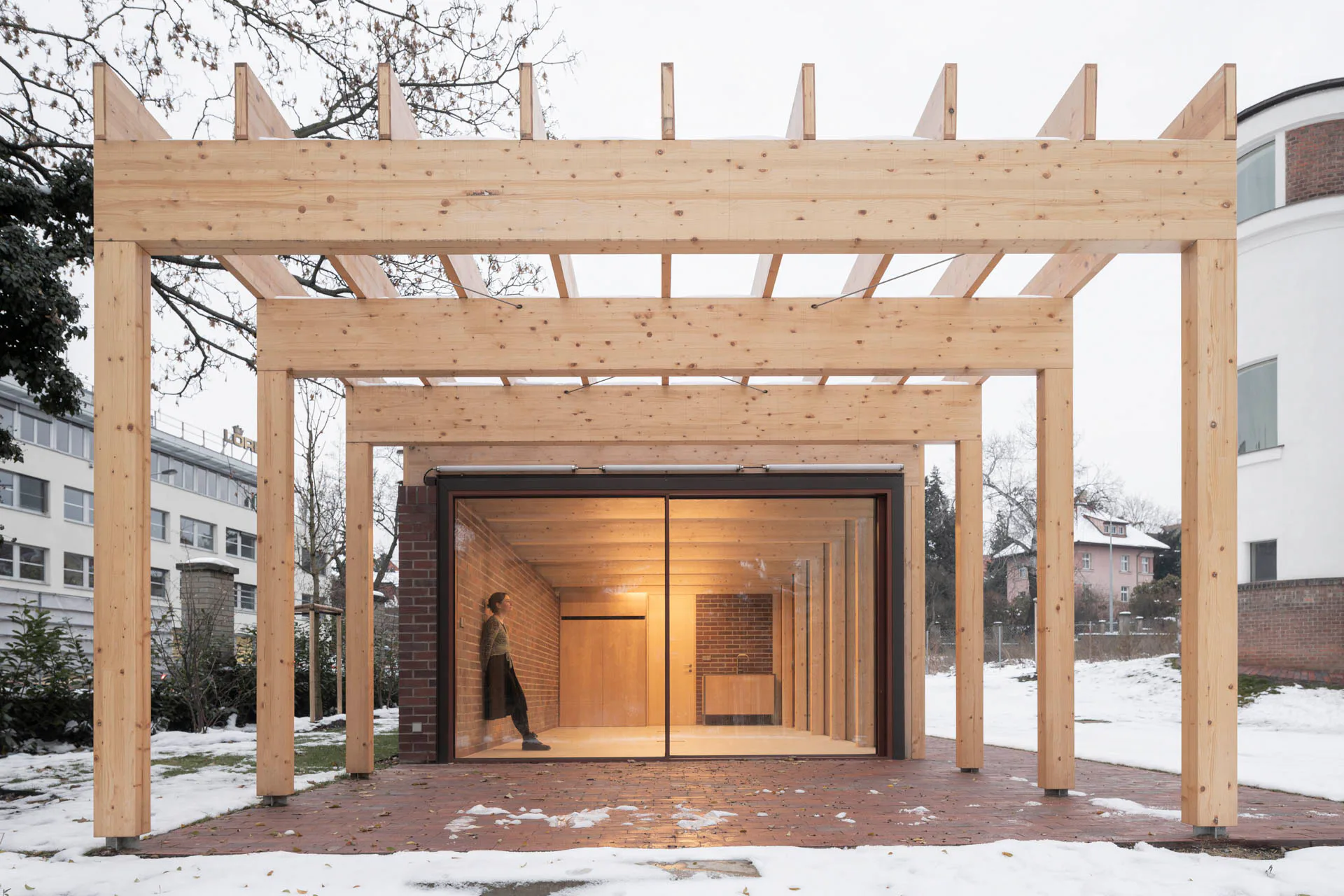 Der Gartenpavillon beherbergt eine Sauna und einen Fitnessraum für die Bewohner des Hauses.