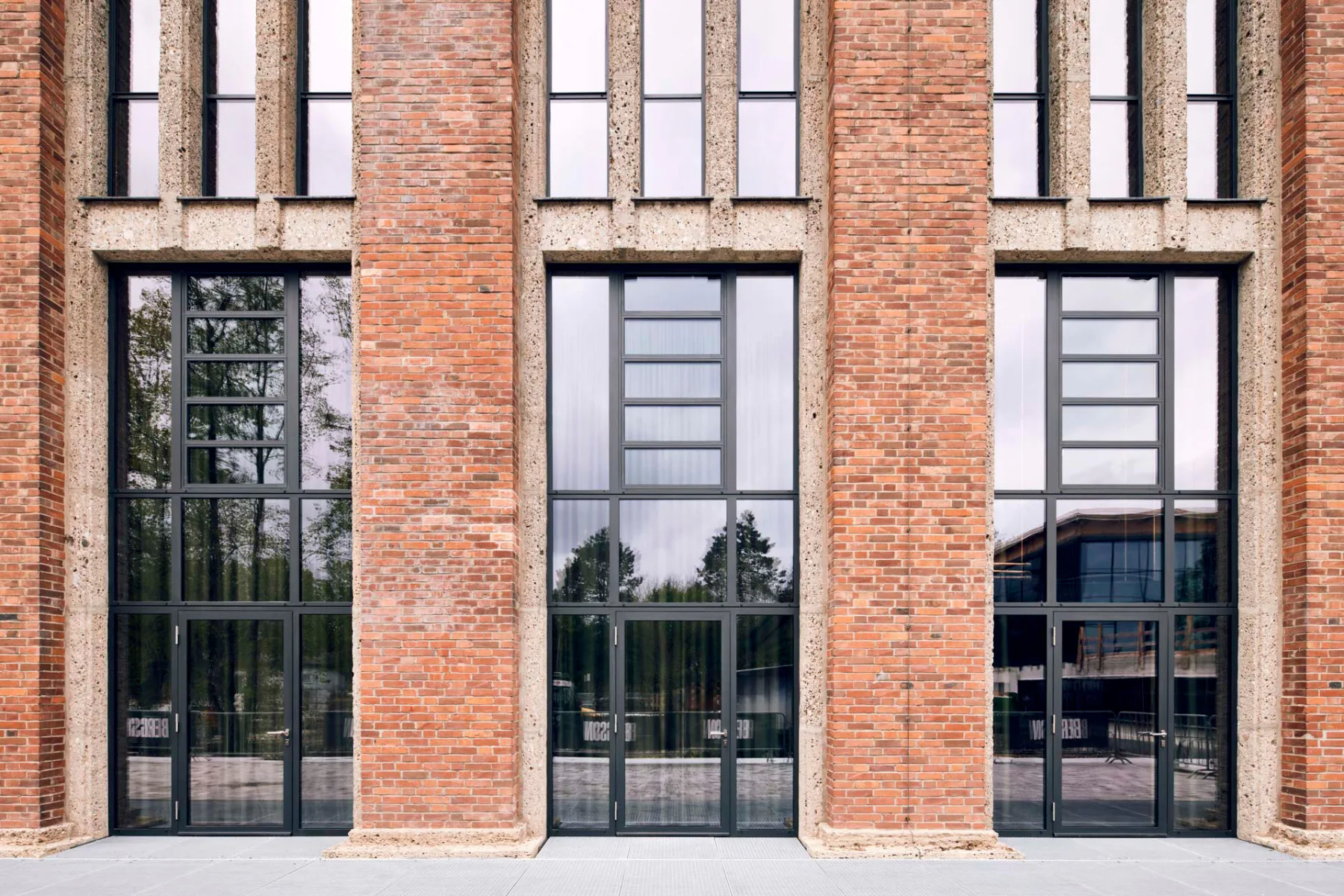 Die Hülle aus Vollziegeln, Fenstereinfassungen und Stufensockel blieben erhalten.
