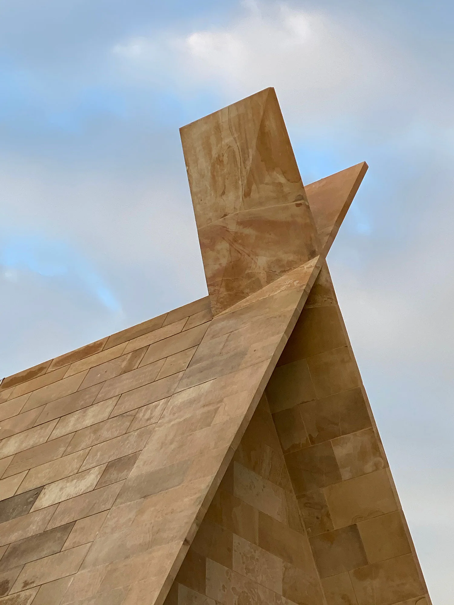 Architektonische Details wie die Dachzinnen wurden entwickelt, um die schlichte, scheunenartige Form zu betonen.