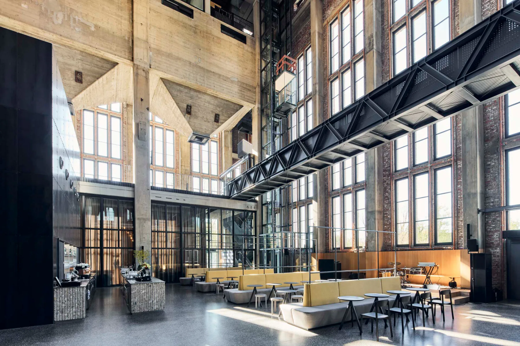 Neues Atrium mit Bar, Silos und Aufzug