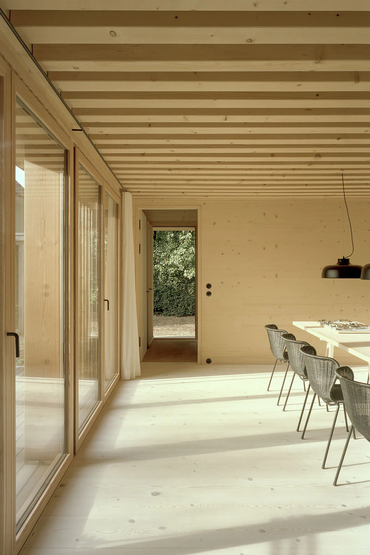 Holz, Lehm und Naturstein sind als Materialien bestimmend.
