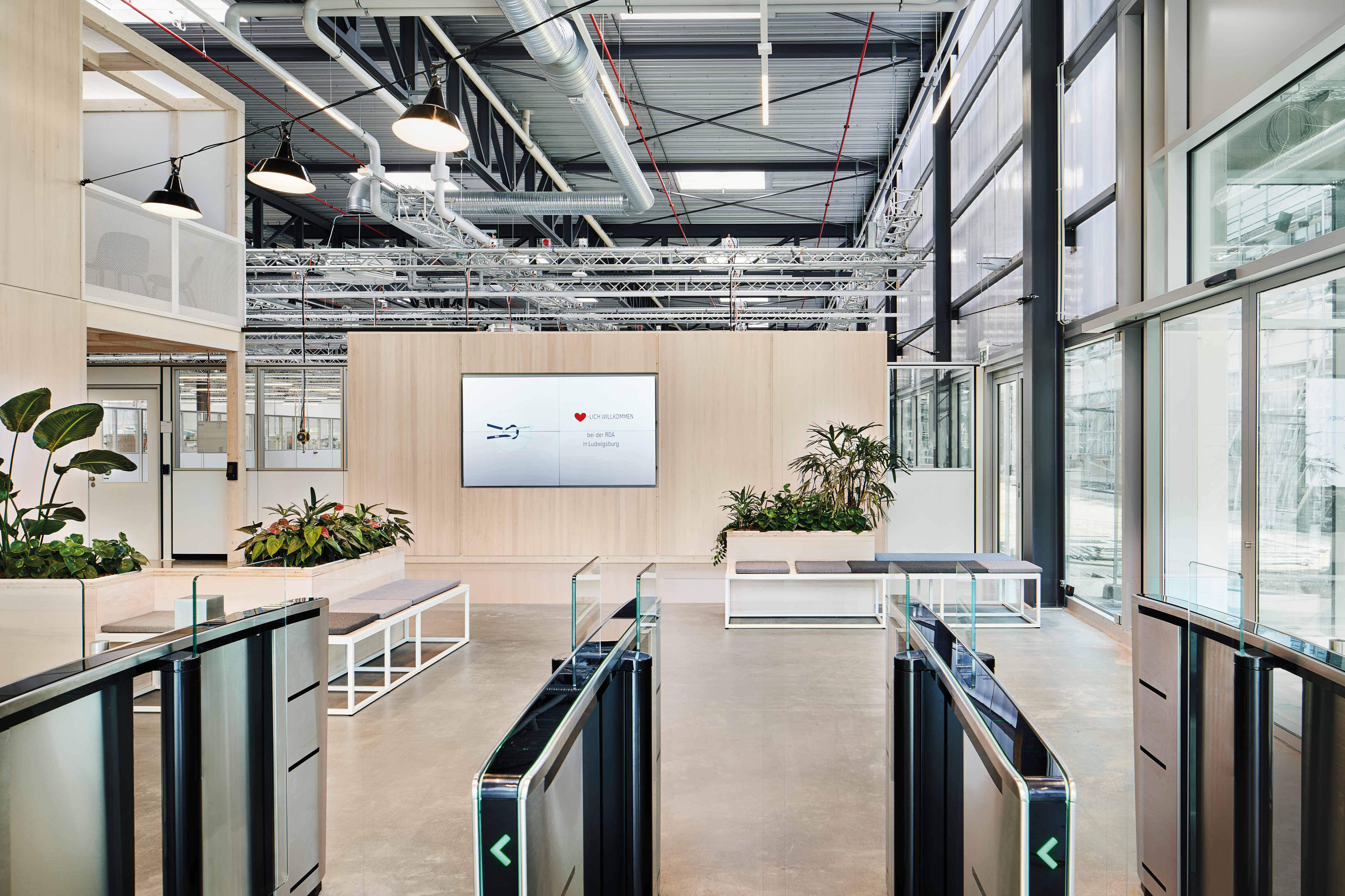 Timber platforms and carpet islands establish different zones within the common area. Pathways
between them connect the production and administration departments.