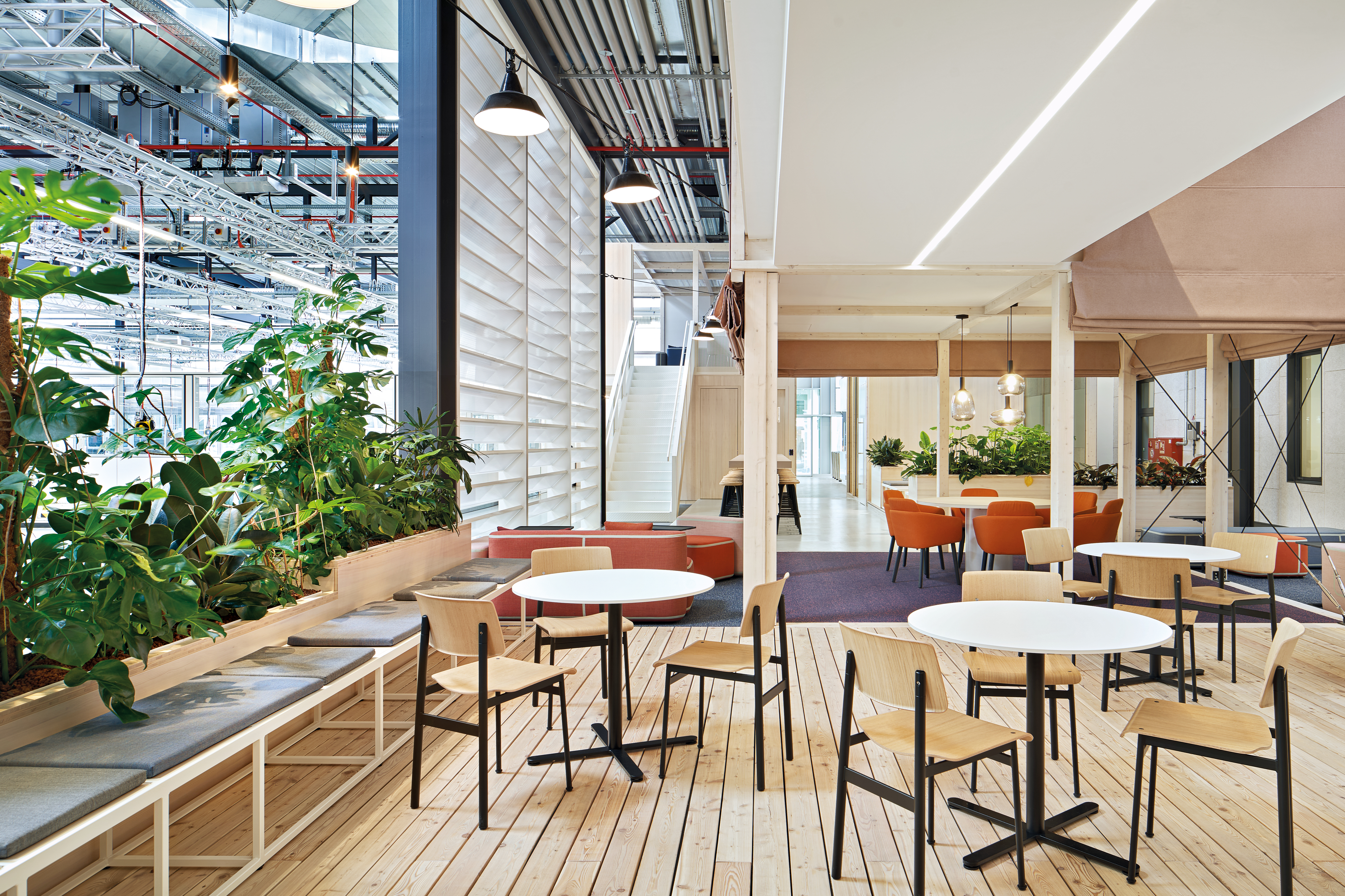 Loosely arranged seating furniture with integrated planting troughs establishes a comfortable ambience.