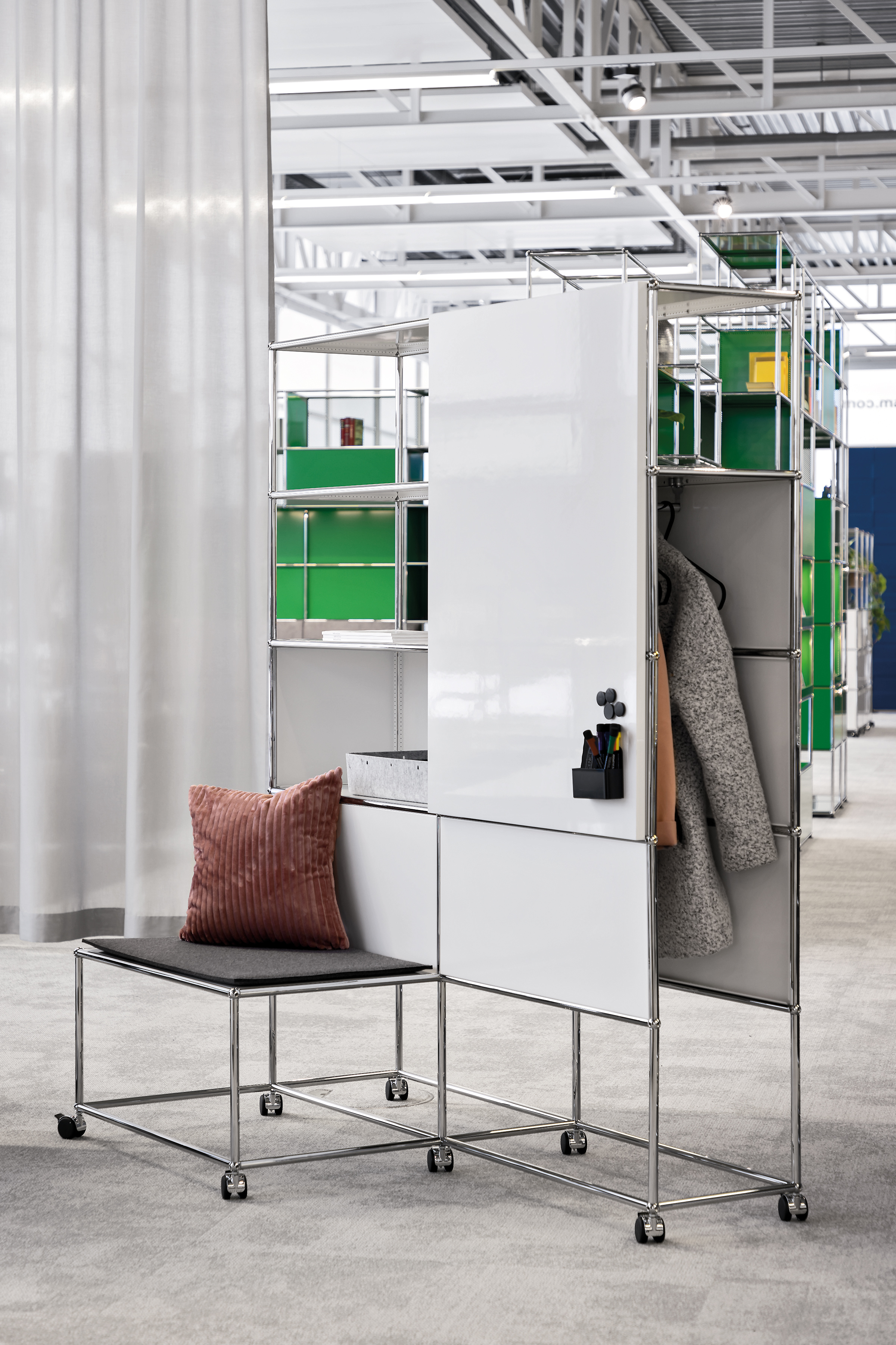 Im Inneren des Gebäudes dient eine Mikroarchitektur der räumlichen Zonierung und Gestaltung für flexibles Arbeiten.