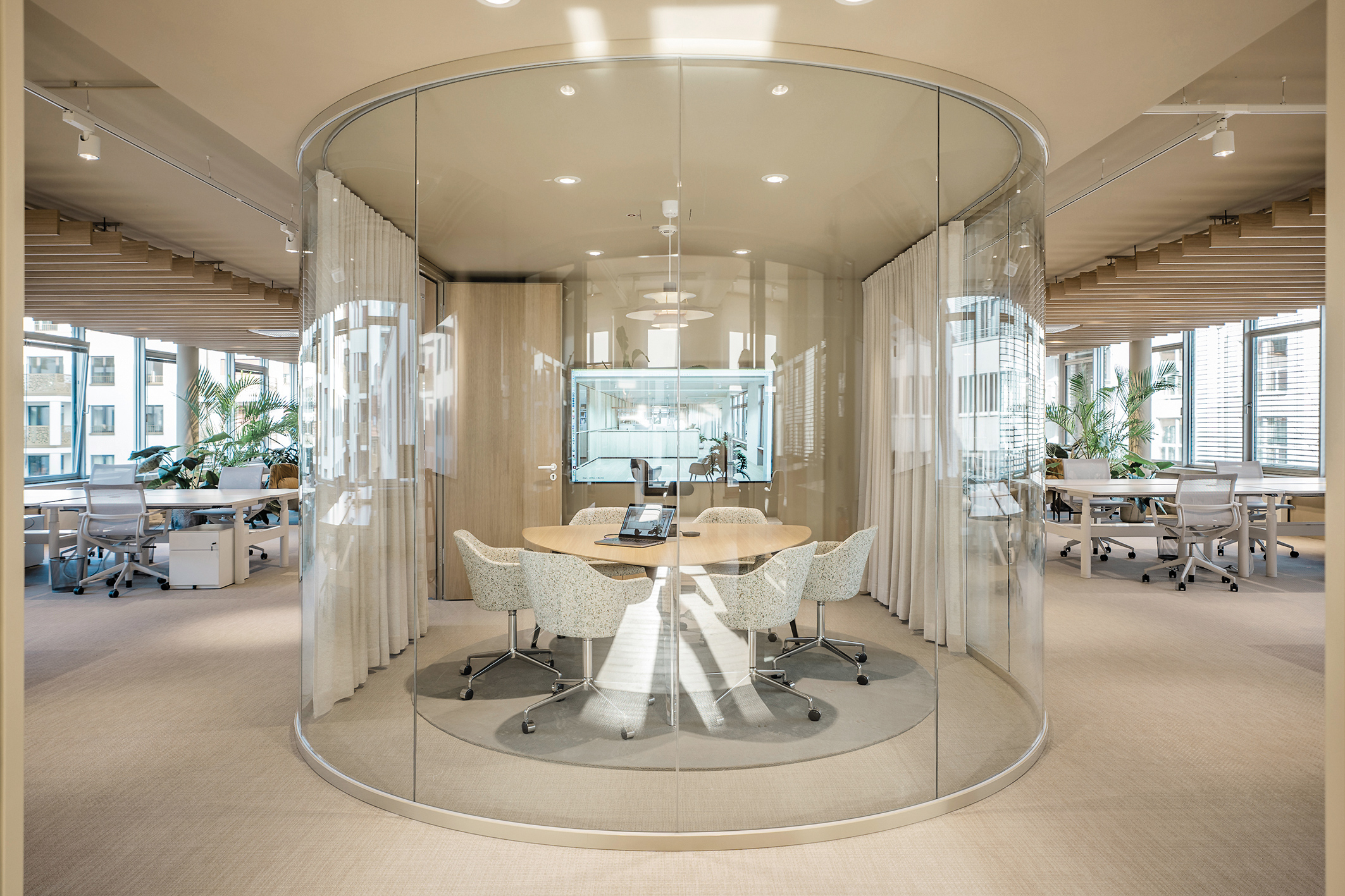 Das Atai Life Sciences Headquarter in Berlin zeigt, wie bewusst komponierte Materialien und Oberflächen auch im Arbeitsumfeld eine wohnliche Atmosphäre erzeugen können.