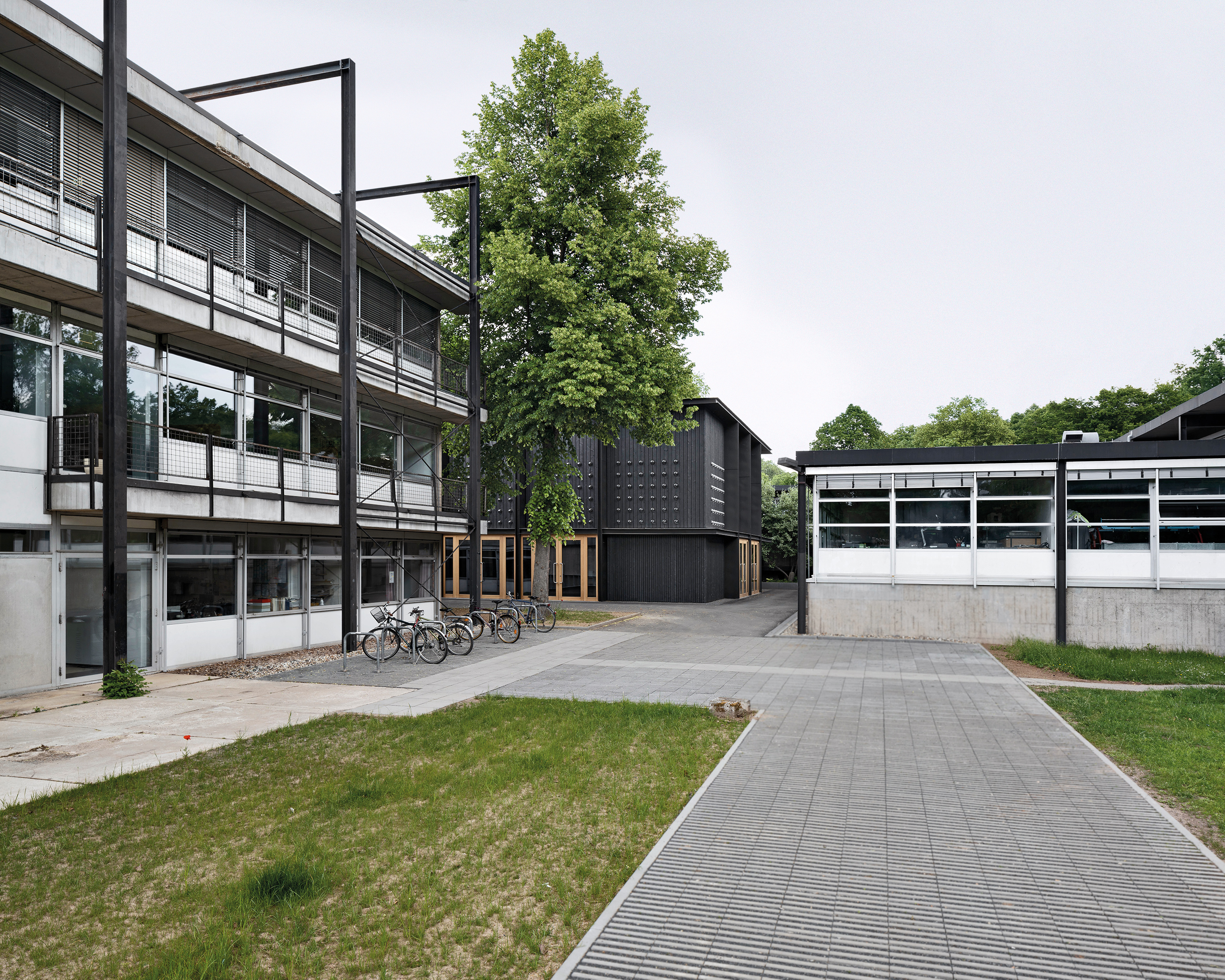 Die Kunsthochschule Kassel hat eine besondere Lage: Im Norden liegt die Stadt und im Süden der Fluss Küchengraben, der zur barocken Parkanlage Karlsaue gehört.