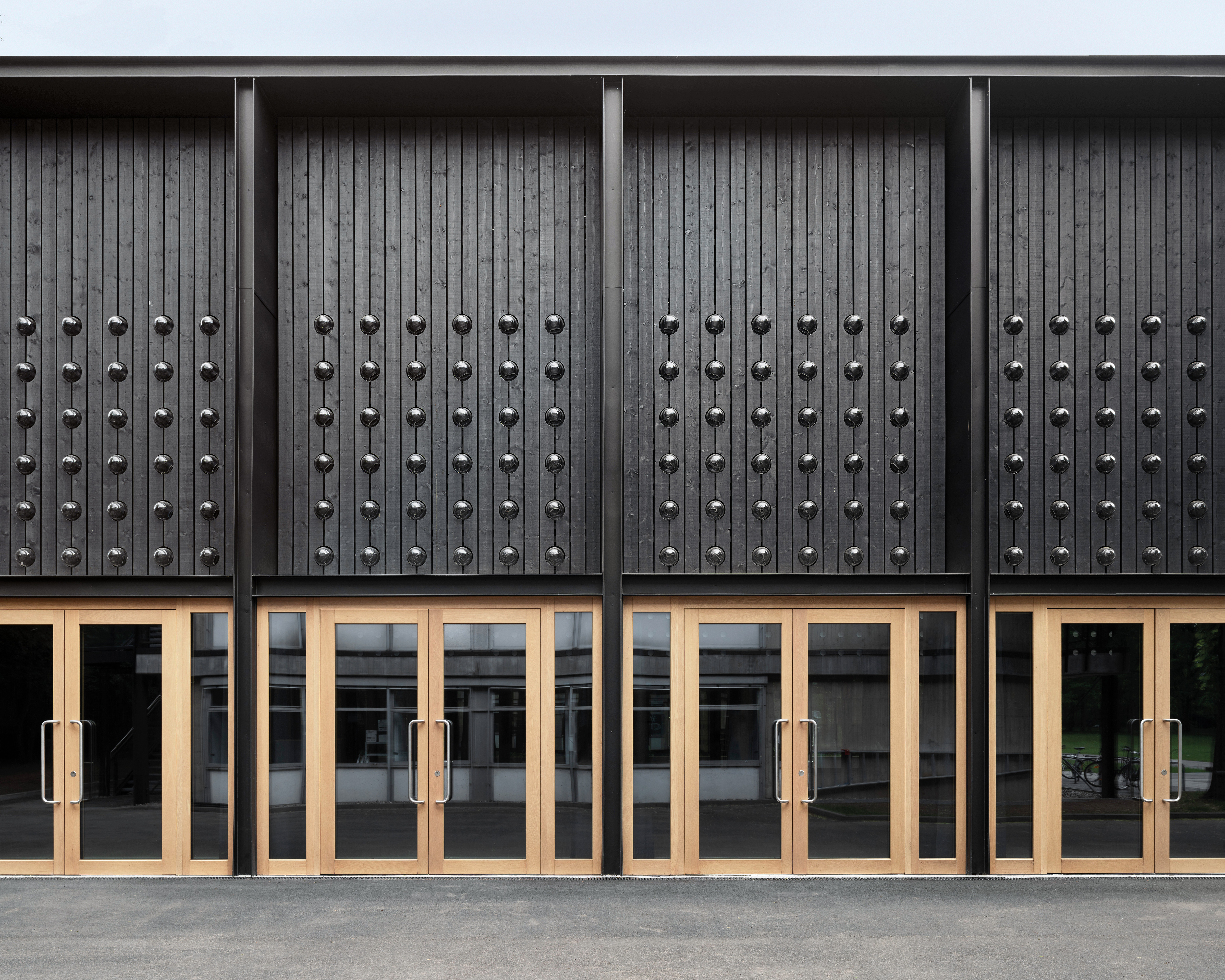 U-Profile aus Titanzinkblech gliedern die Fassade. Sie sind eine Referenz an das Tragwerk des 1960er-Jahre-Bestands von Paul Friedrich Posenenske.
