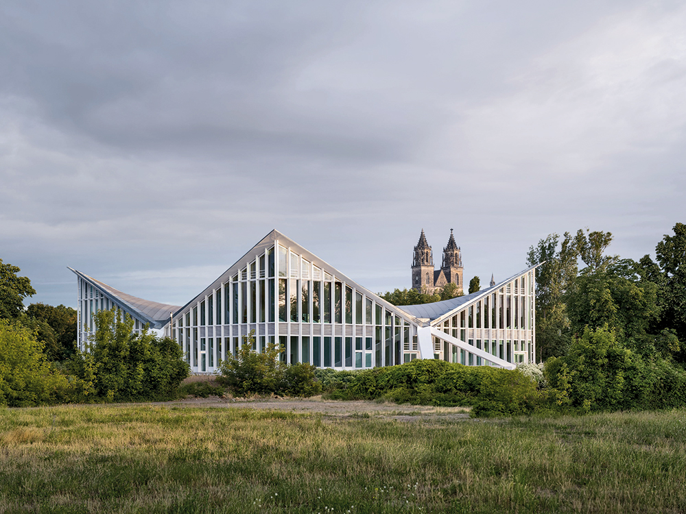 The multipurpose hall on the eastern bank of the Elbe lay dormant for 30 years before gmp fully renovated it, bringing it back to life.