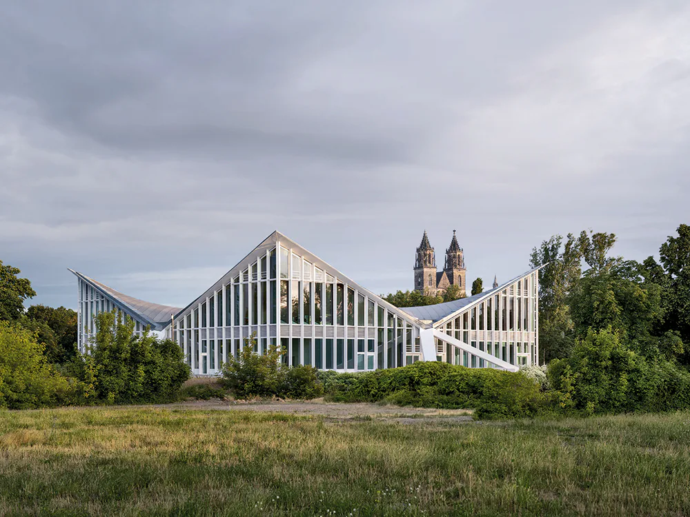 Ein Dach wie ein Flügelschlag - Hyparschale in Magdeburg