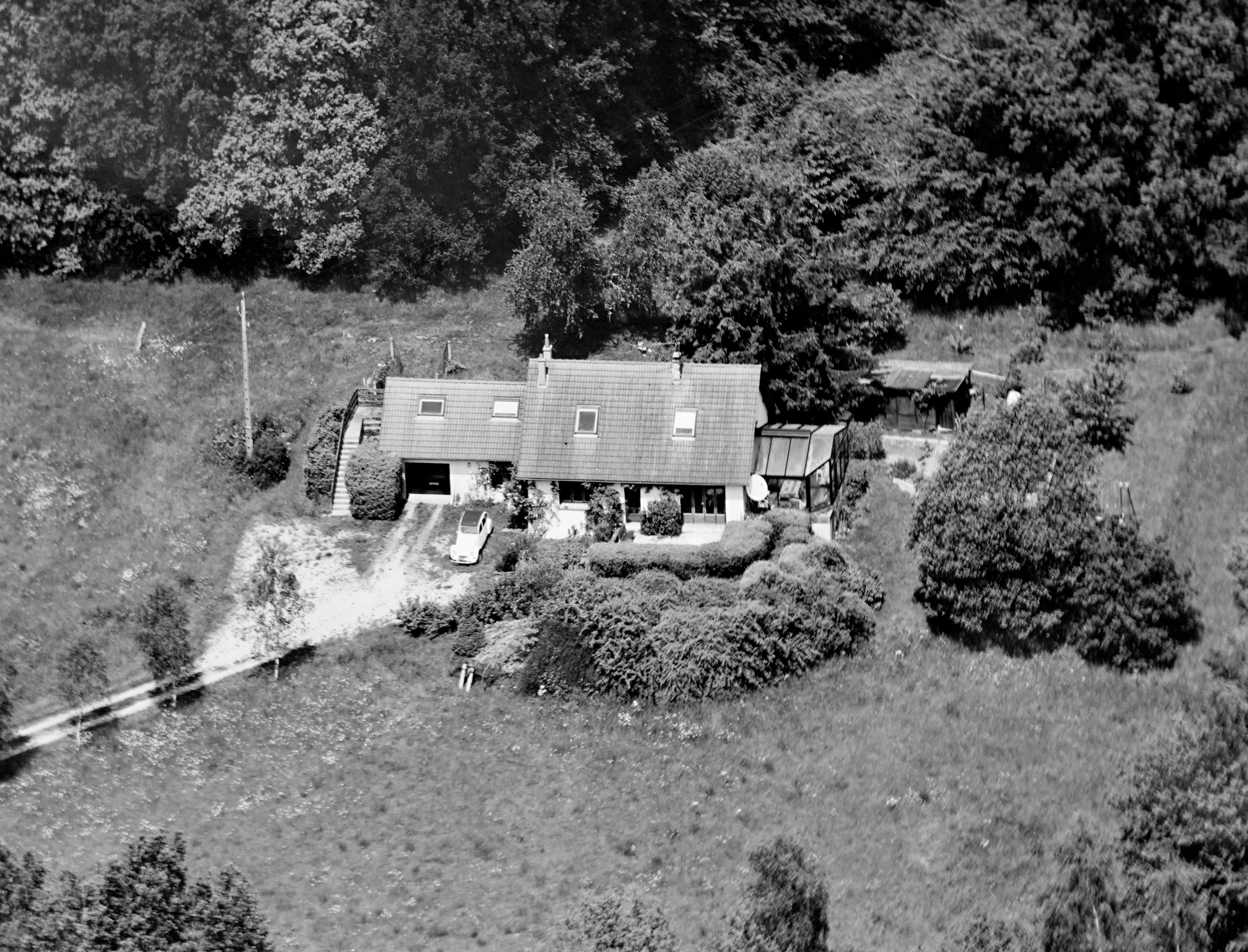 Nach der Sanierung ist das Wohnhaus aus dem Jahr 1970 kaum wiederzuerkennnen. Durch die neue Hülle ist ein klarer Baukörper entstanden.