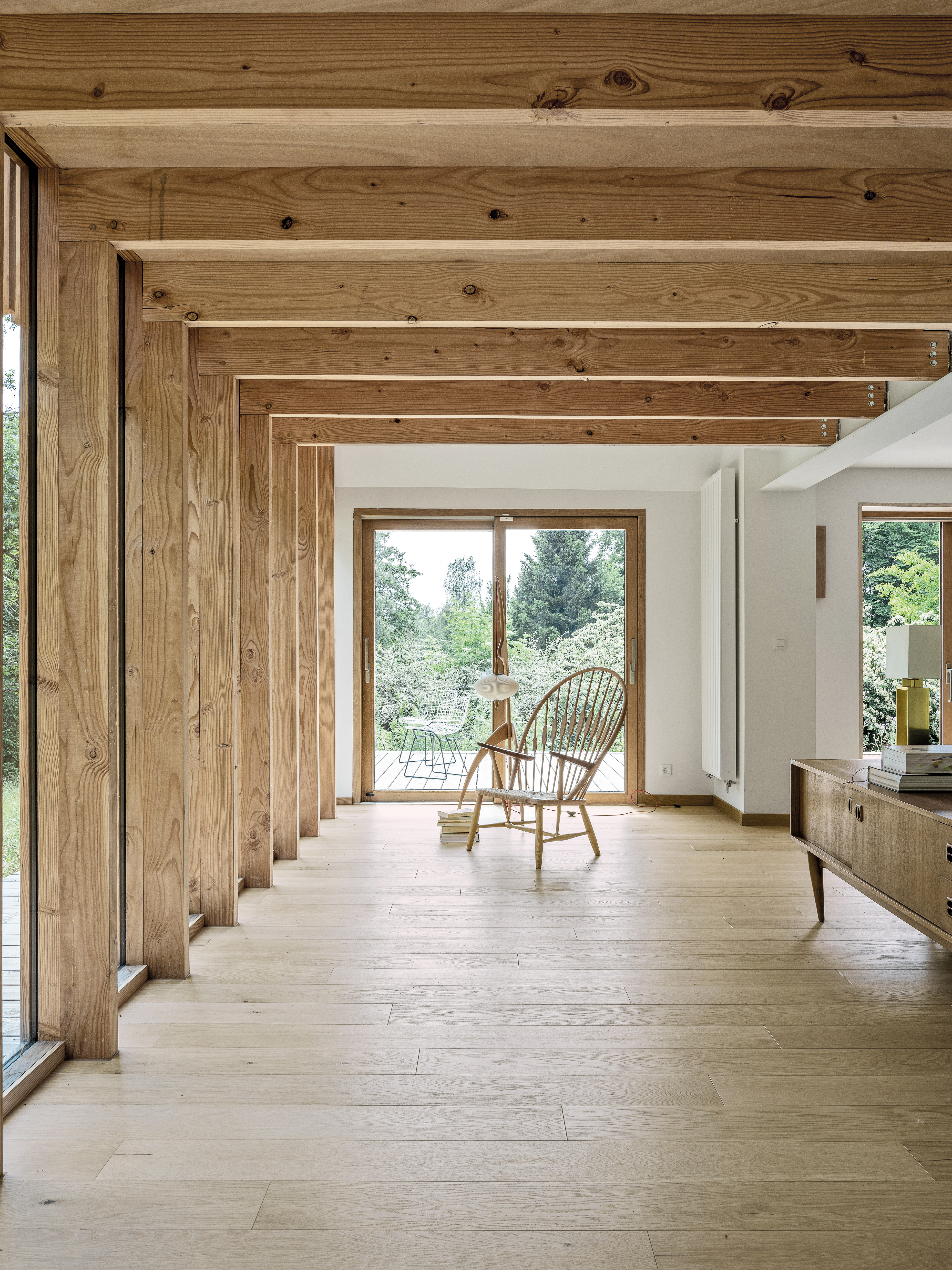 The architects extended the living room eastward. Prior to the renovation, a winter garden had been located in this part of the volume.
