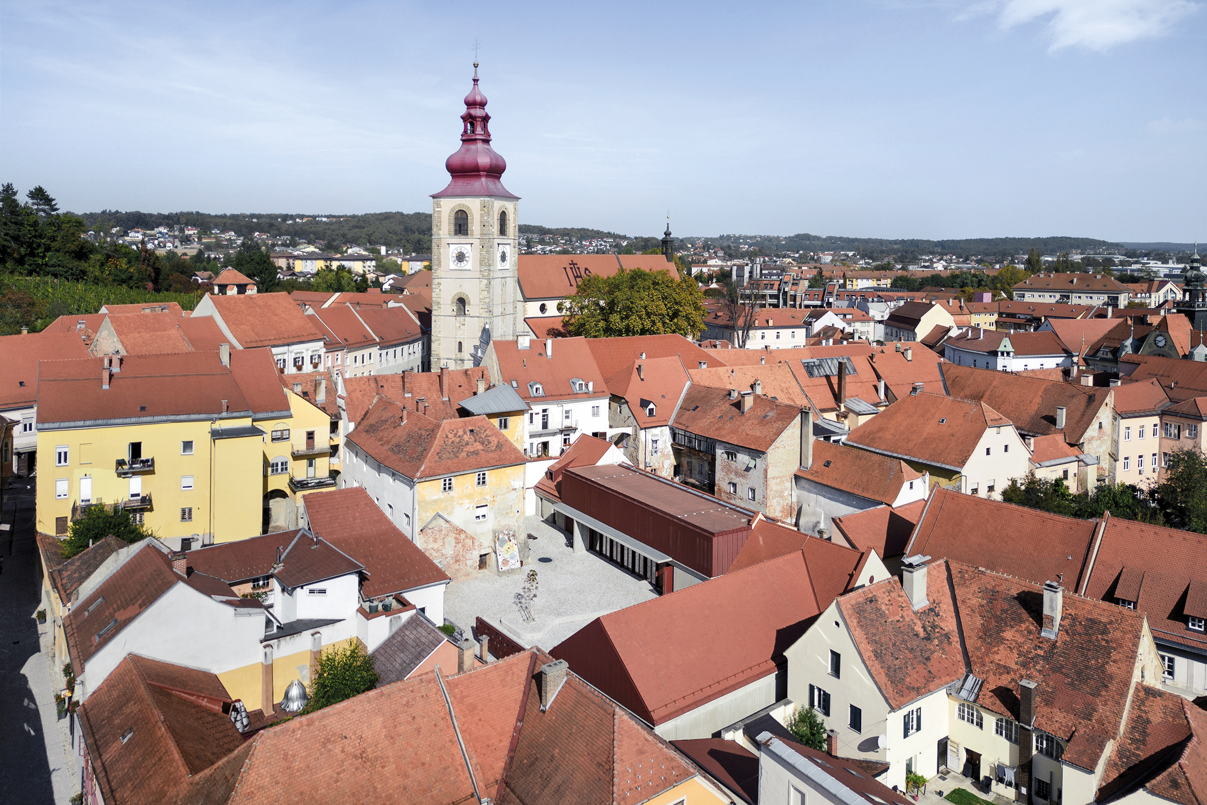 Kubatur und Architektur des Kulturzentrums sind so gestaltet, dass fließende Übergänge zur umliegenden mittelalterlichen Altstadt entstehen.