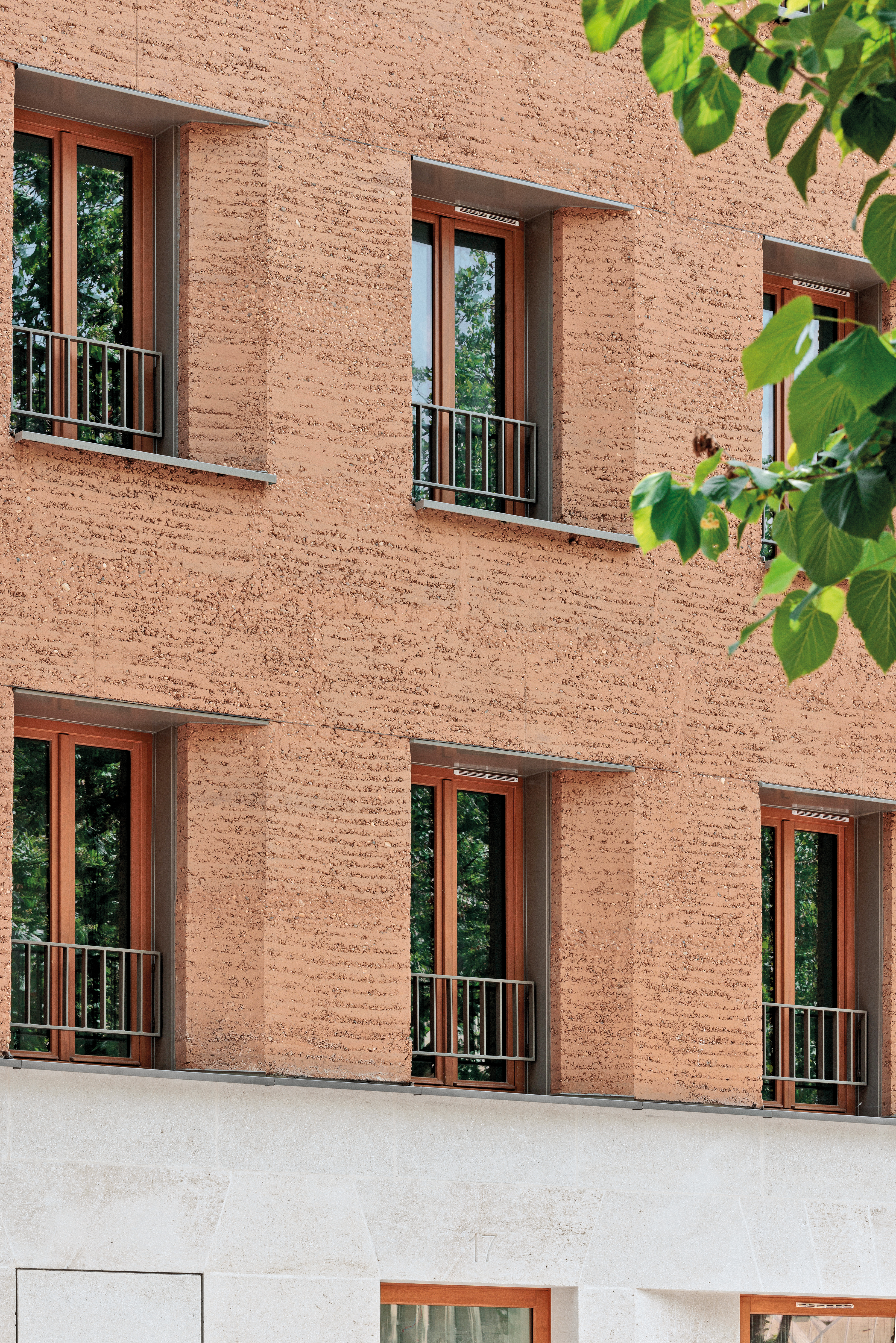 Regelmäßig gesetzte Fenster charakterisieren die Straßenfassade. Die 50 cm tiefen Laibungen sind auf einer Seite abgeschrägt, um den Lichteinfall zu optimieren.