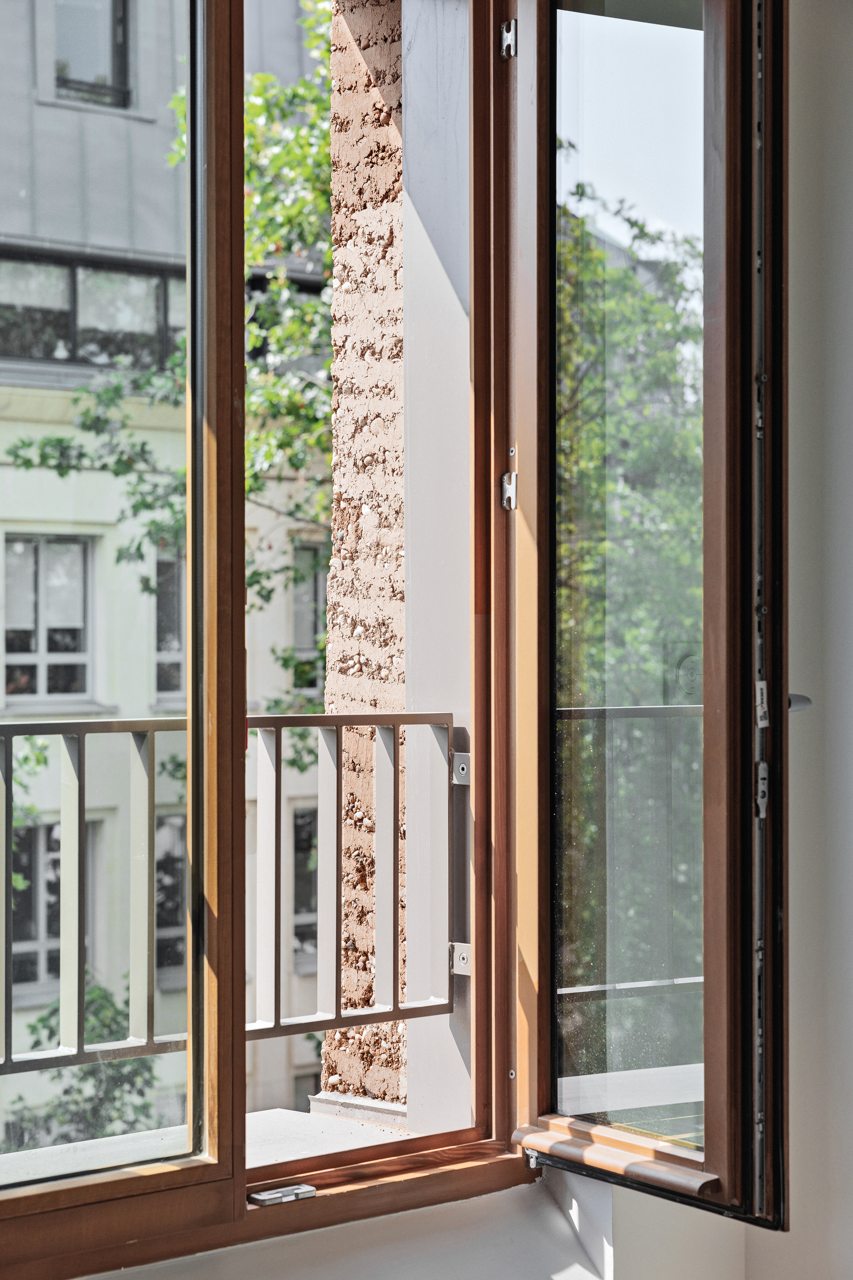 Regelmäßig gesetzte Fenster charakterisieren die Straßenfassade. Die 50 cm tiefen Laibungen sind auf einer Seite abgeschrägt, um den Lichteinfall zu optimieren.