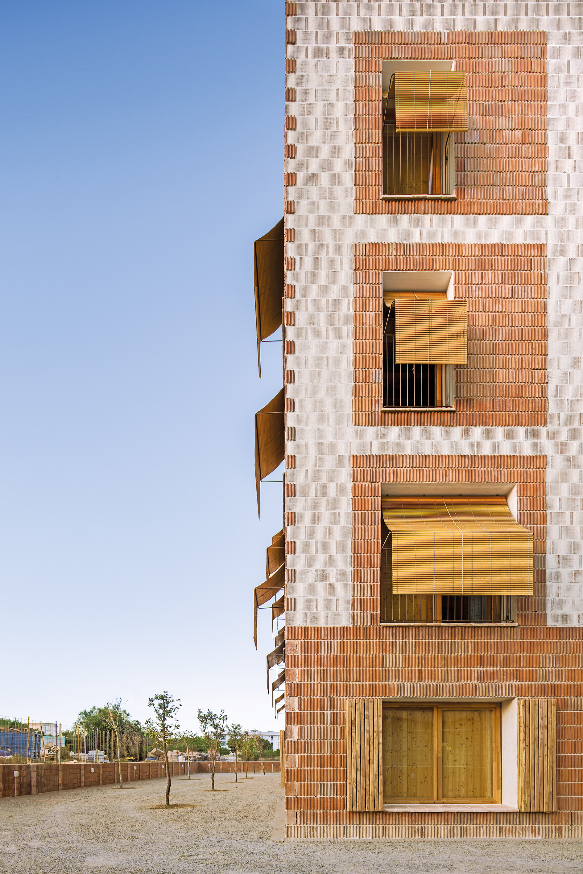 Der soziale Wohnungsbau liegt im beliebten Badeort Platja d’en Bossa. Charakteristisch sind der quadratische Grundriss und das geometrische Fassadenmuster.