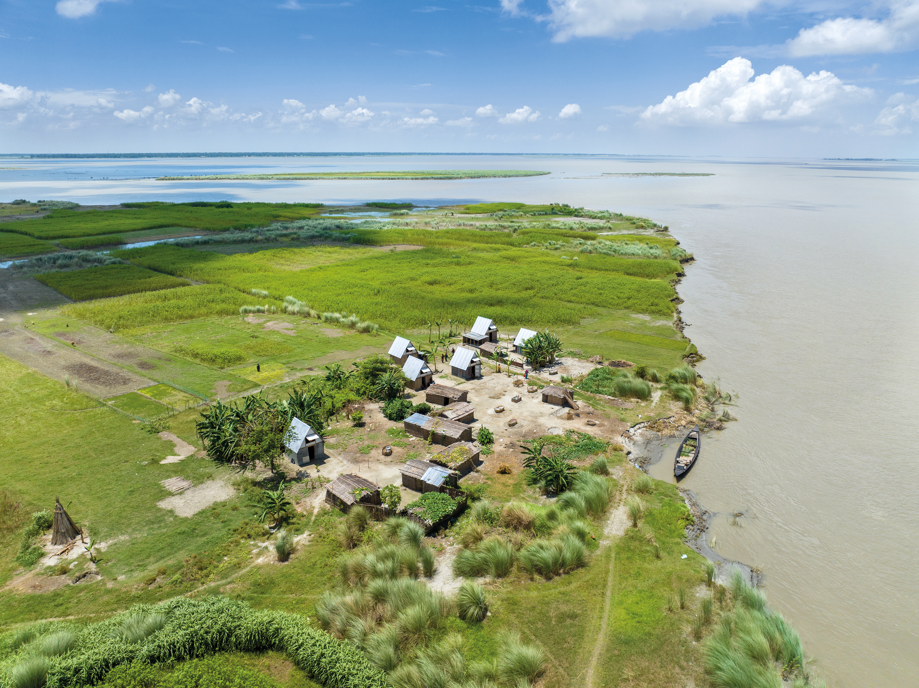 In Bangladesh’s Ganges-Brahmaputra delta, residents must be prepared for floods. Khudi Baris provide them with an affordable, moveable shelter.