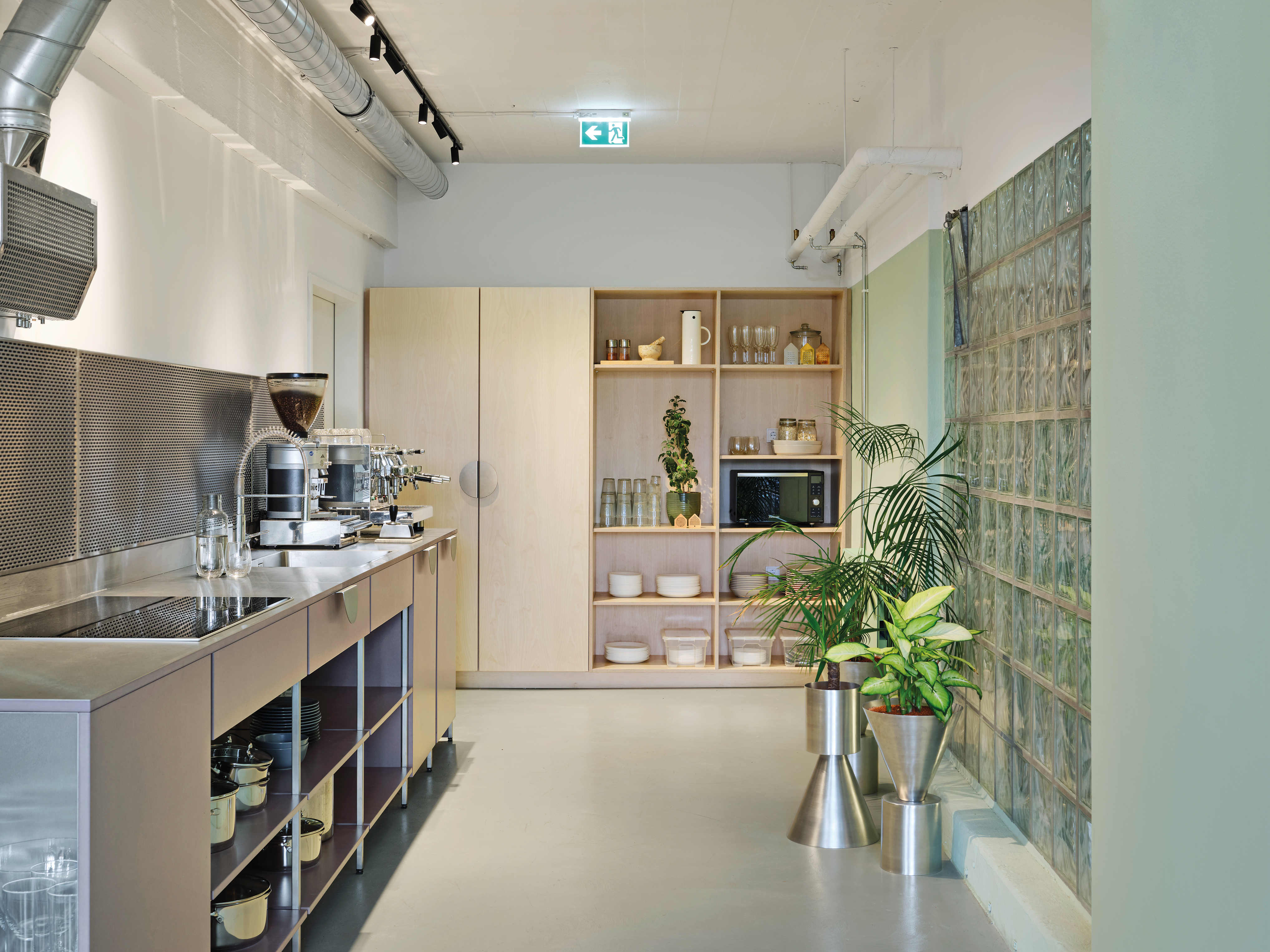 The selection of colours and materials displays a nuanced balance. It also allows for a diverse range of spaces, from the kitchen and its uniform colour scheme to the playful design of walls in the sanitary areas.