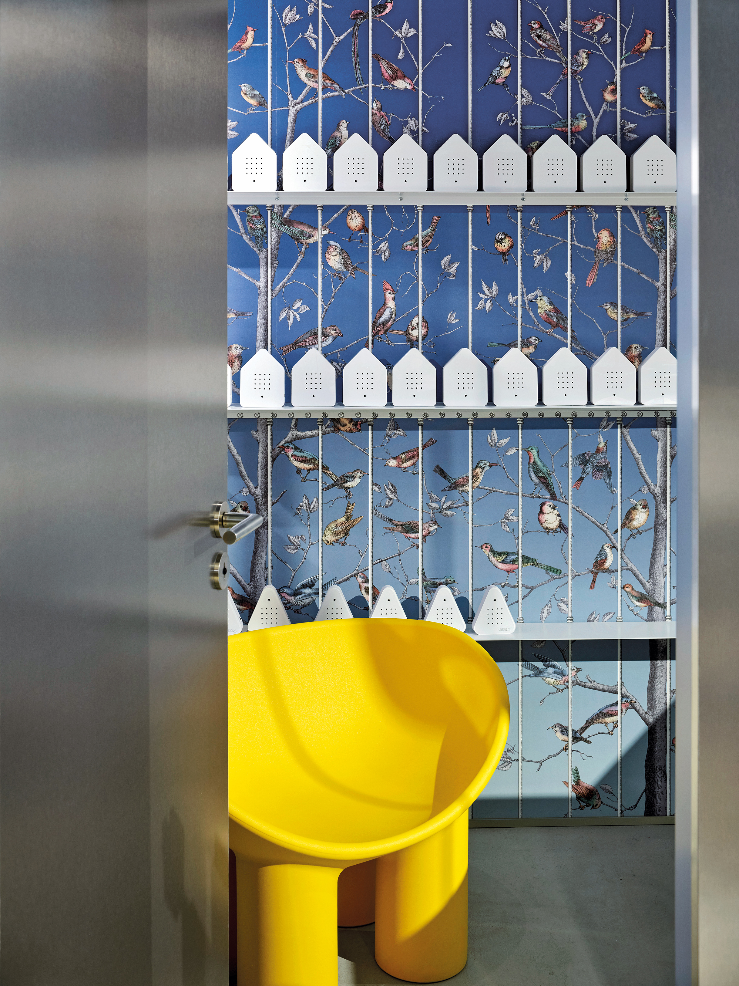 The selection of colours and materials displays a nuanced balance. It also allows for a diverse range of spaces, from the kitchen and its uniform colour scheme to the playful design of walls in the sanitary areas.