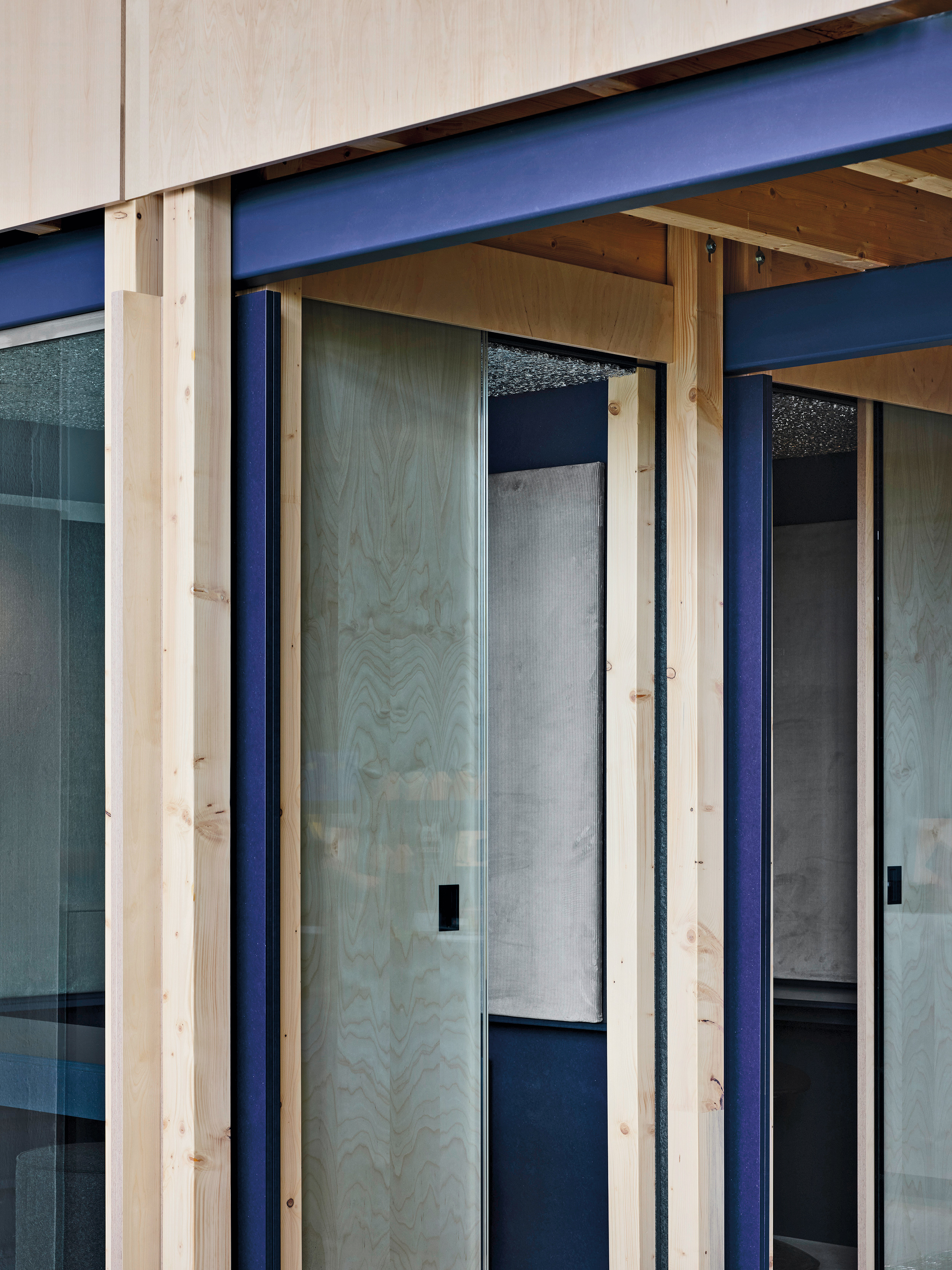 Sliding doors conceal workplaces featuring optimised acoustics. Individuals or small groups can develop new ideas here without A any disturbance.