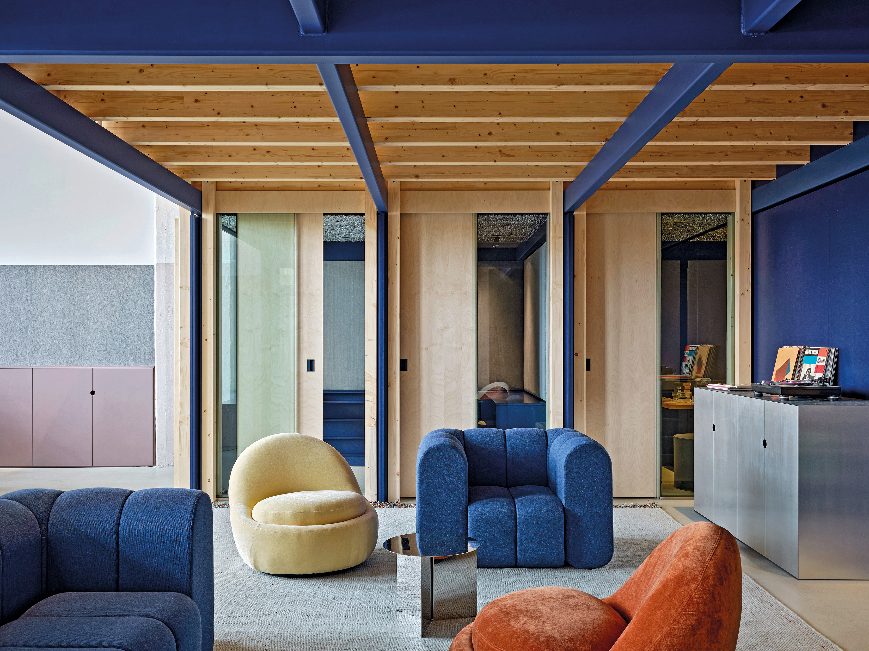 Sliding doors conceal workplaces featuring optimised acoustics. Individuals or small groups can develop new ideas here without A any disturbance.