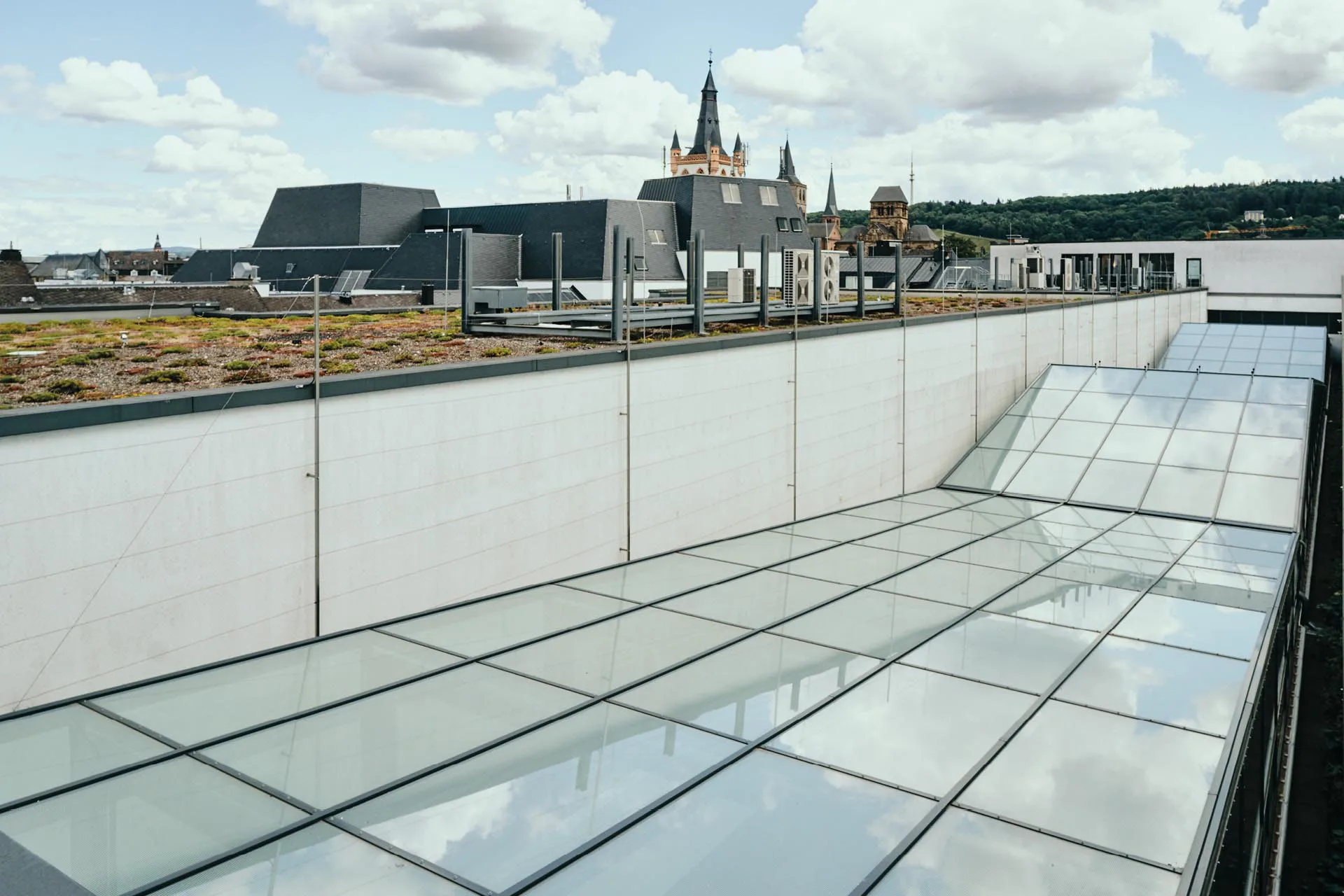 Das 530 m² große Glasdach des Einkaufszentrums in Trier wurde grundlegend saniert, die besondere Struktur ist erhalten geblieben.