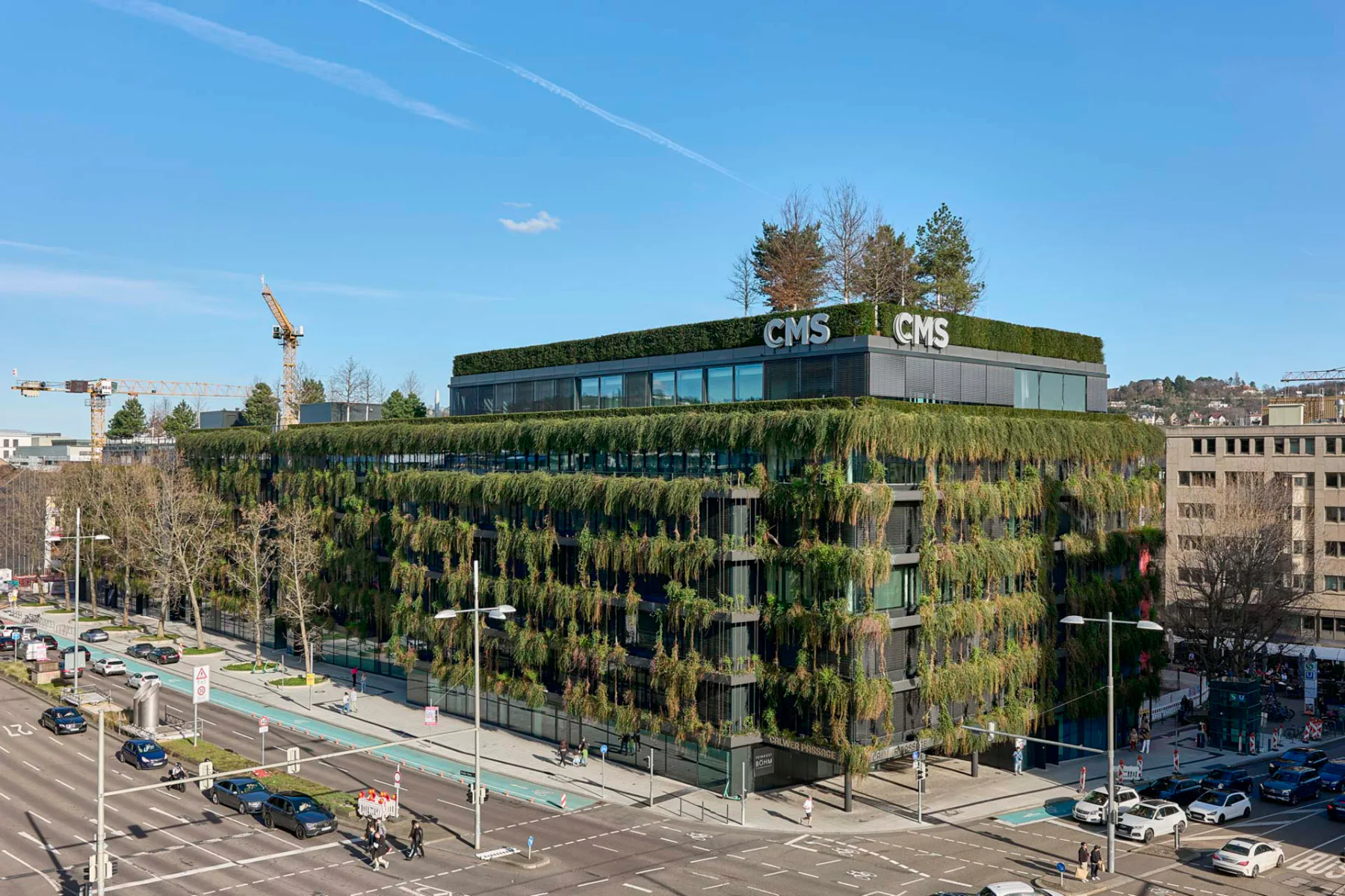 Die Calwer Passage bringt mit ihrer begrünten Fassade ein Stück Natur in die Stuttgarter Innenstadt.