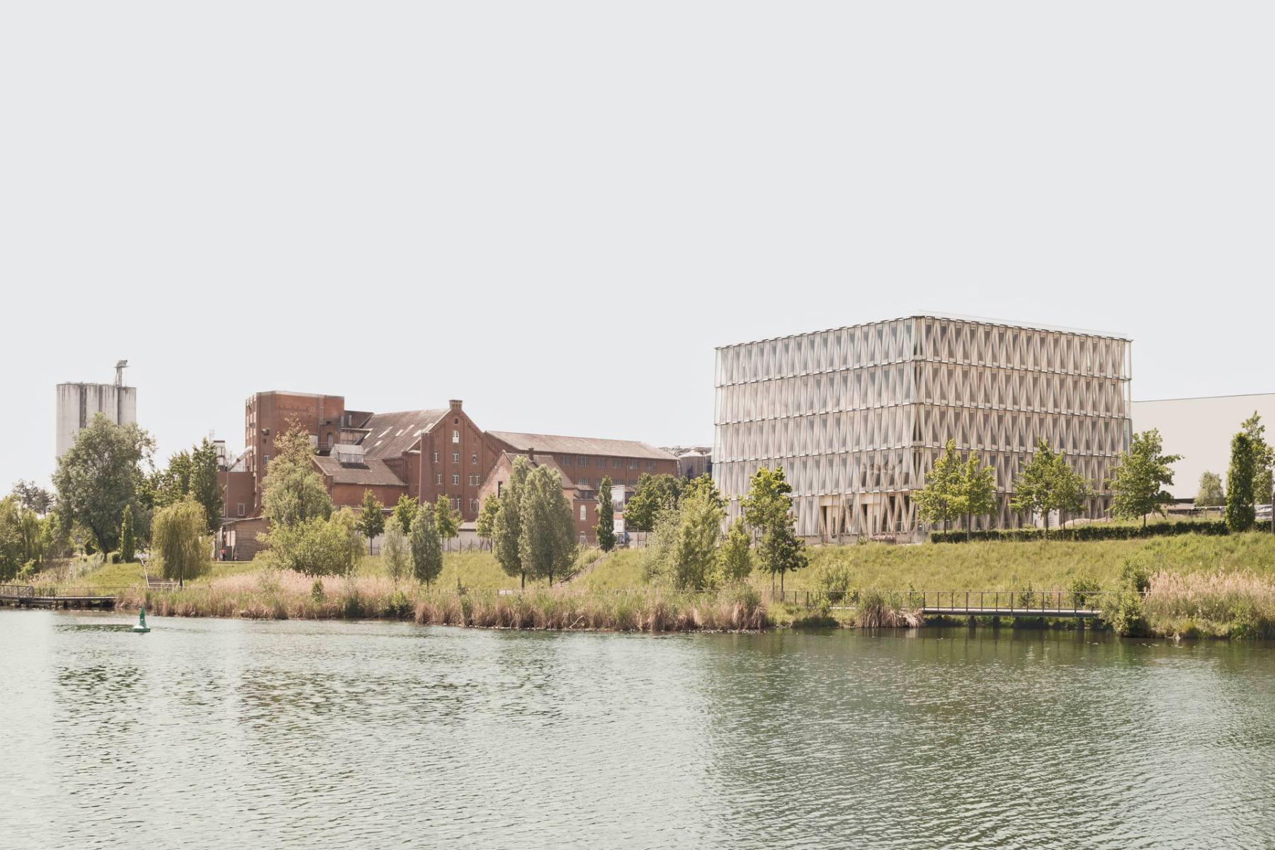Die Innovationsfabrik 2.0 setzt eine zeitgenössische Landmarke im Neckaruferpark.