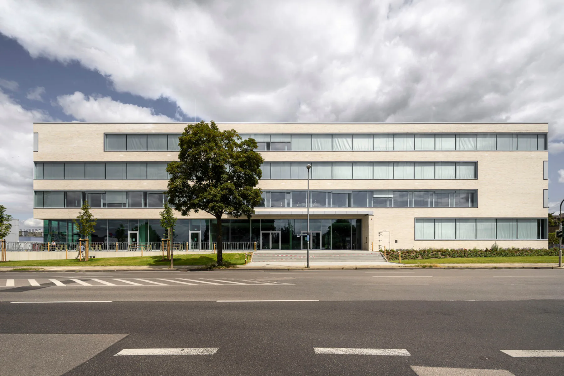 Die langen Fensterbänder des neuen Mediencampus in Aachen sollen an die endlosen Papierbahnen beim Zeitungsdruck erinnern
