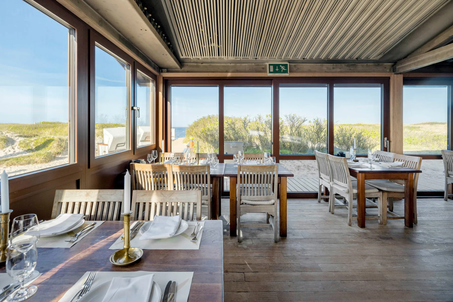 Das Kult-Restaurant wurde nach 40 Jahren Betrieb mit neuen Fenstern (Schüco AWS 75.SI+) und Hebe-Schiebesystemen (Schüco ASE 80.HI) ausgestattet.