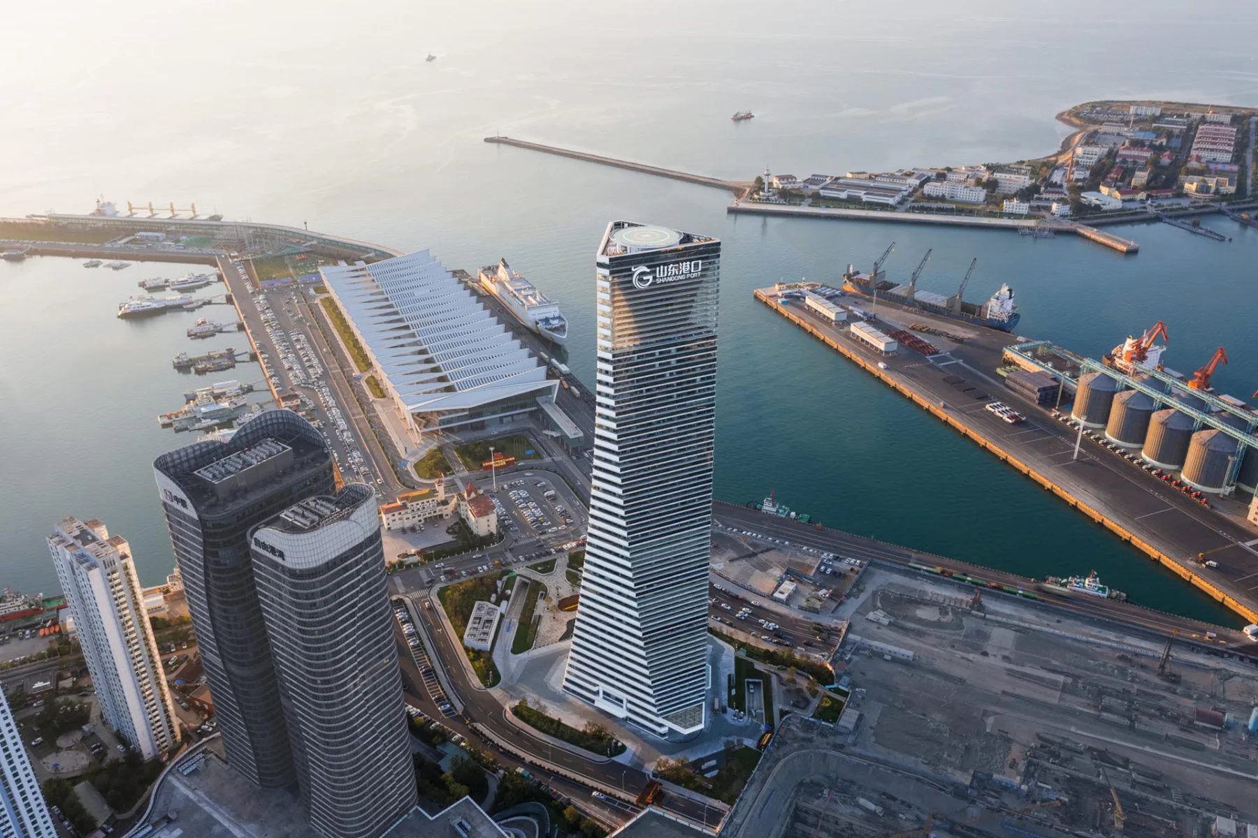 In Qingdao wandelt sich der Hafen: Der Shandong Port Tower von gmp Architekten steht für diese Transformation.