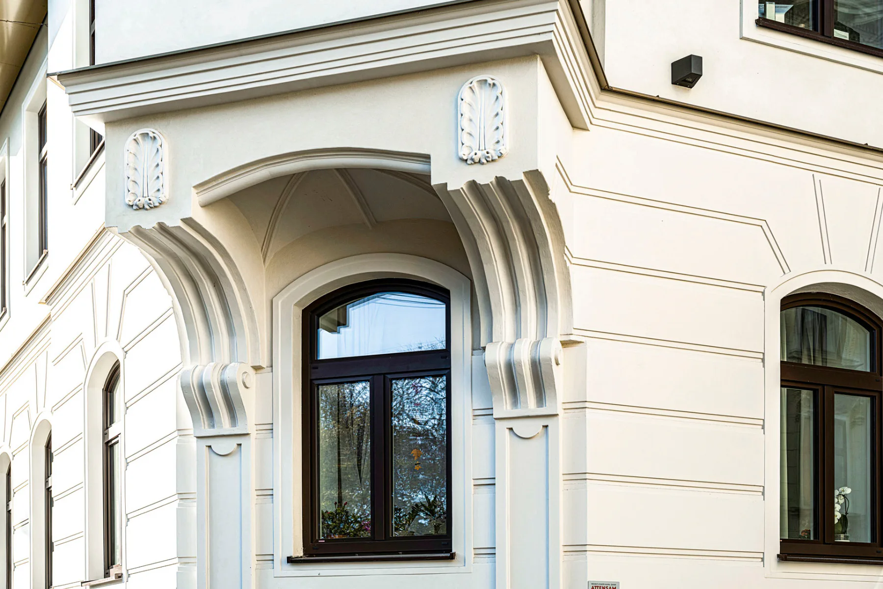 Bei dieser Altbaufassade wurden sämtliche Zierelemente mit WDVS-Profile von Austrotherm hergestellt.
