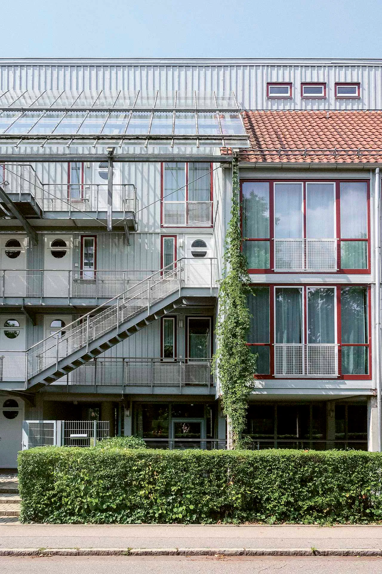 Fassade zur Straße, Werner-Heisenberg-Haus 1989, Marita Adam, Jürgen Adam, Adam + Partner