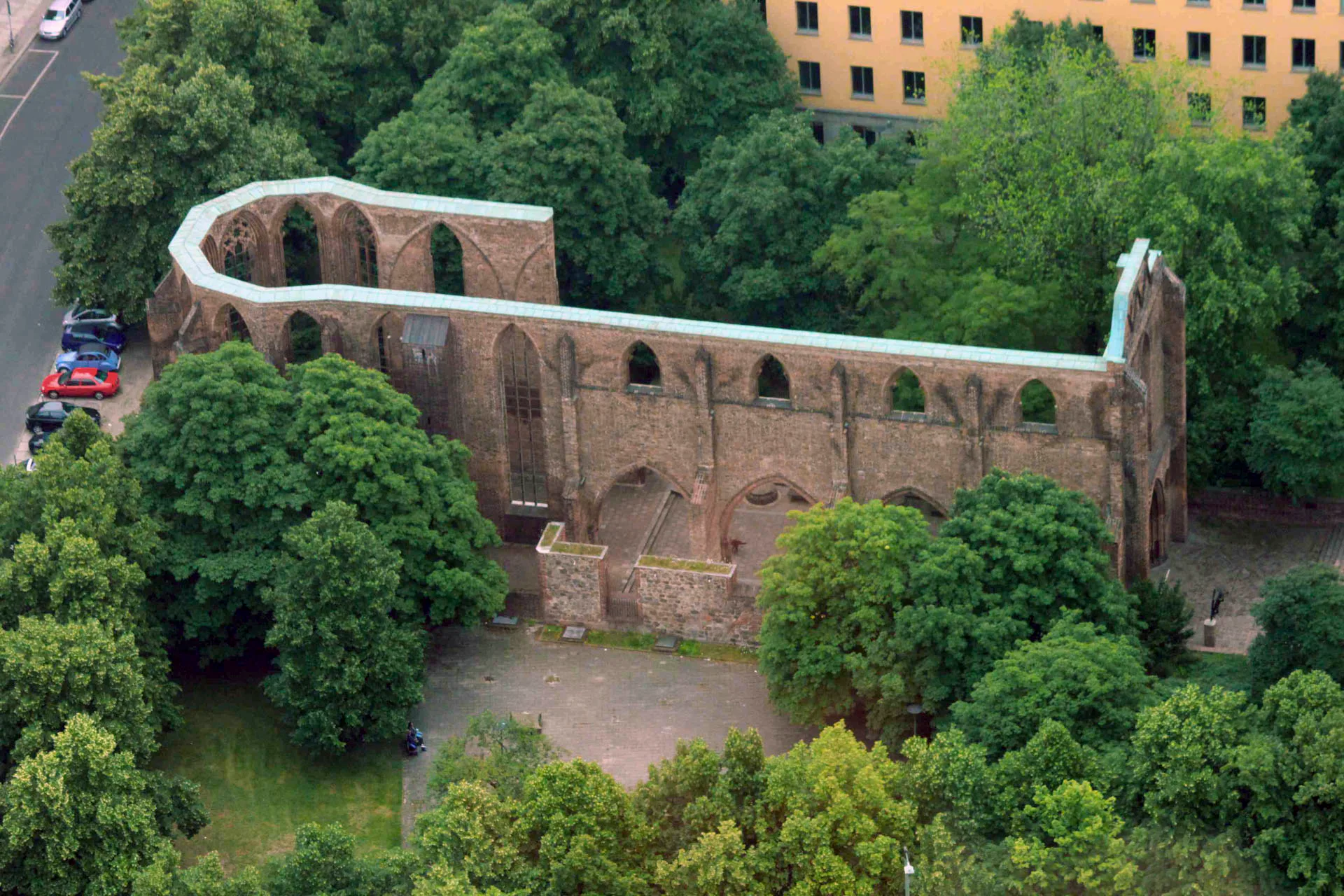 Die Klosterkirche aus der Luft