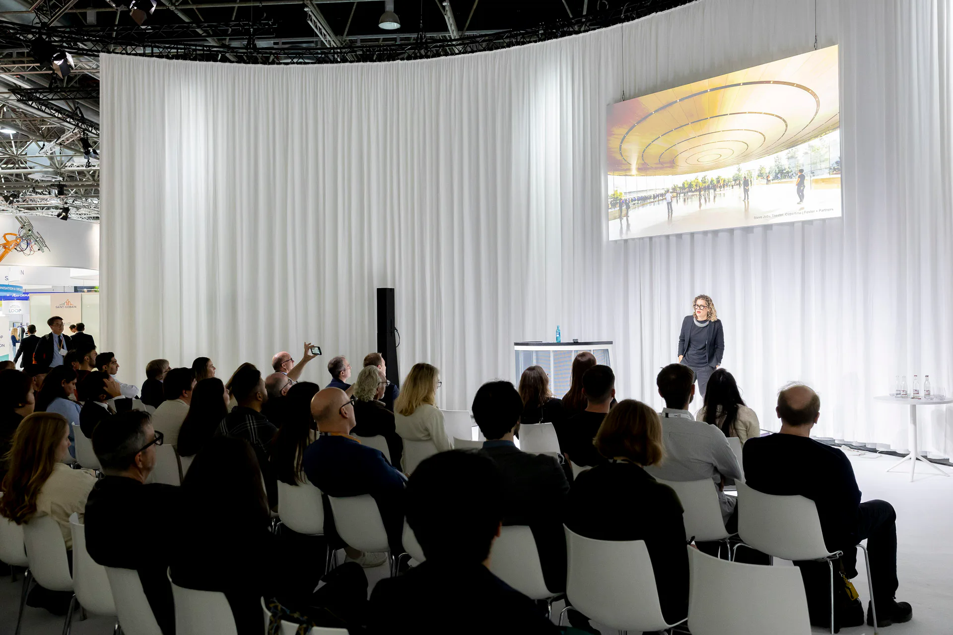 „The pursuit of transparancy and how it changed an industry“ lautete der Titel des Vortrags von Lisa Rammig von Eckersley O’Calaghan.
