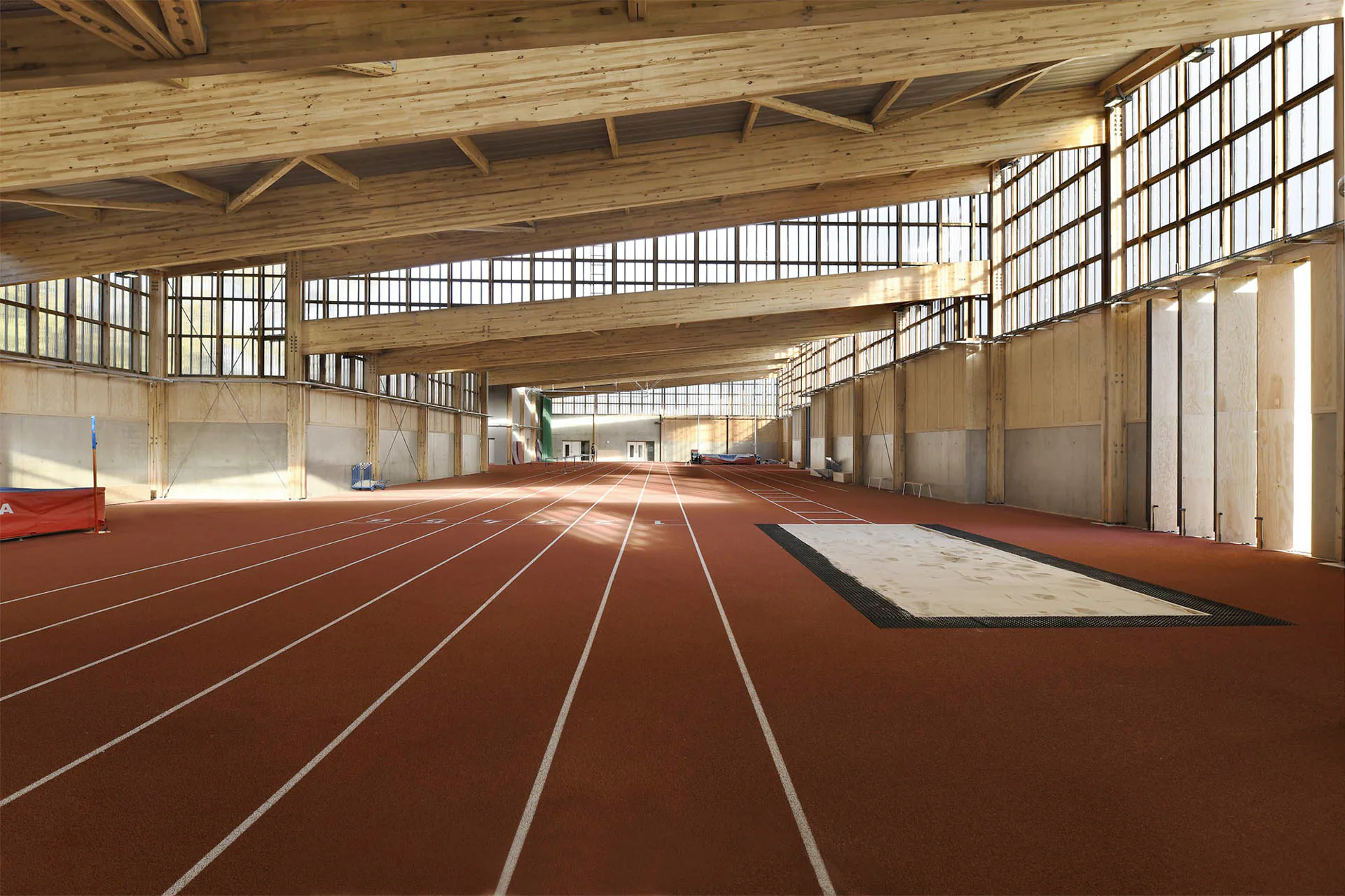 Die Wandverkleidungen der Leichtathletikhalle sind aus heimischer Seekiefer.