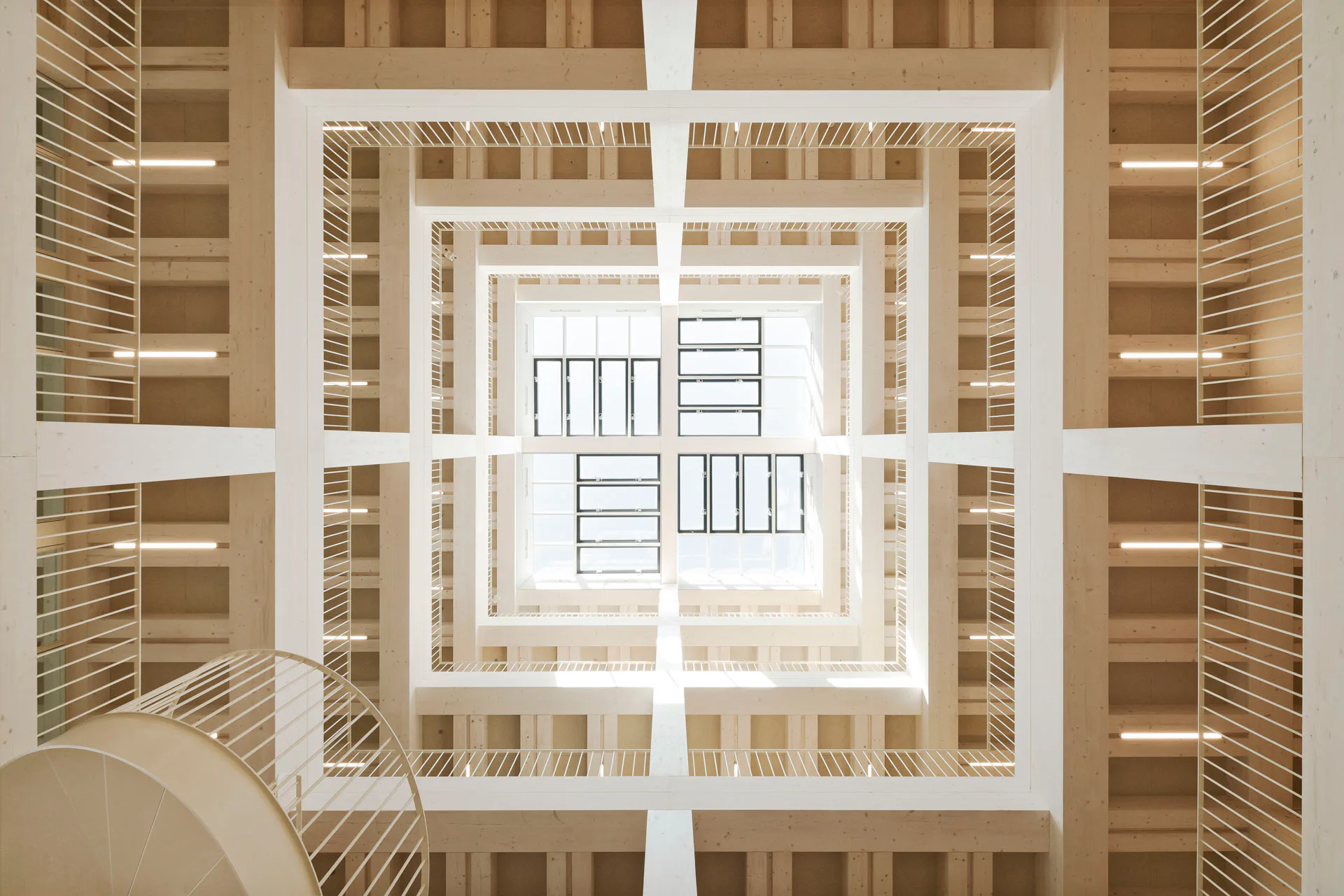Das verglaste Oberlicht über dem Atrium bringt Tageslicht in die Tiefe des Gebäudes.