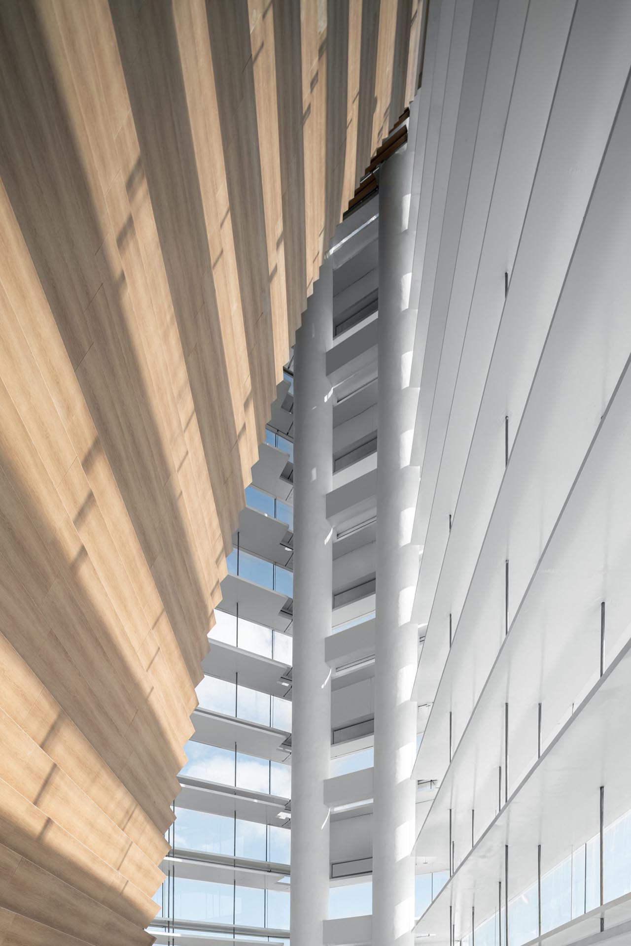 Neun Atrien haben gmp Architekten als Gemeinschaftsflächen über das gesamte Hochhaus verteilt.