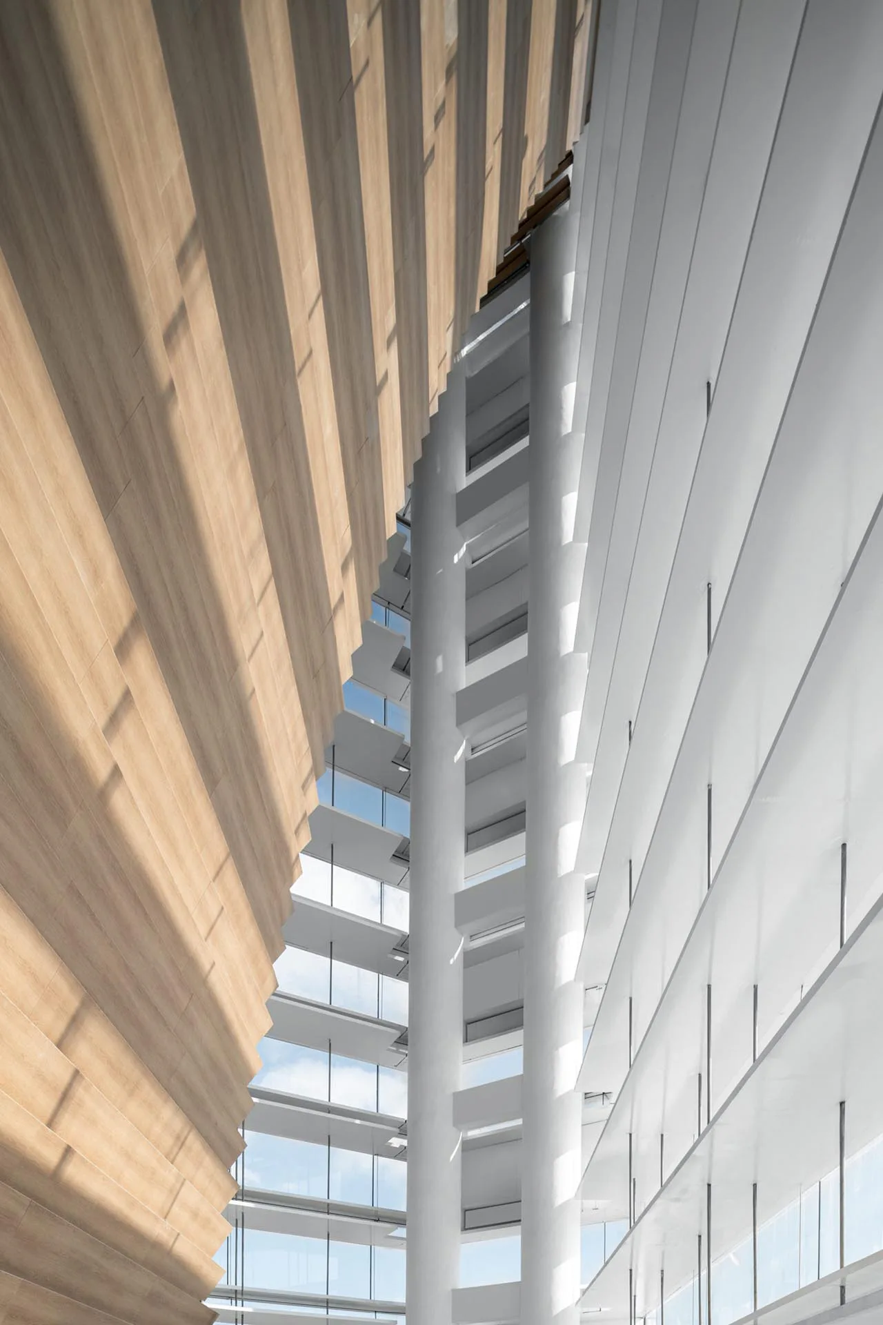 Neun Atrien haben gmp Architekten als Gemeinschaftsflächen über das gesamte Hochhaus verteilt.