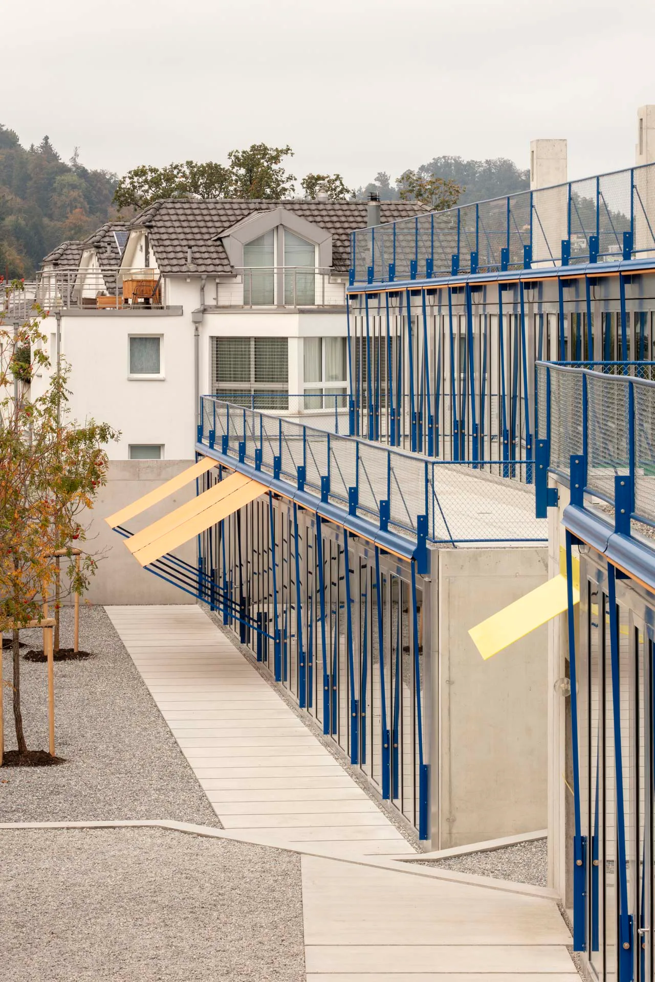 Der Vorhof, aber auch die Dachterrassen auf der Eingangsseite im Südwesten sind als gemeinschaftliche Treffpunkte konzipiert.