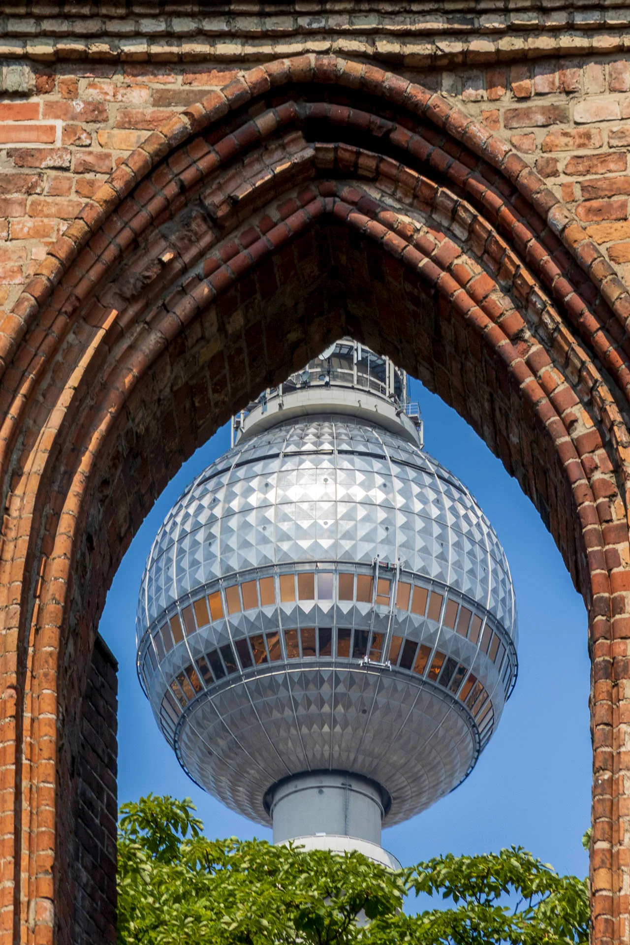 Nur einen Steinwurf von der Klosterkirche entfernt steht der Berliner „Telespargel“.
