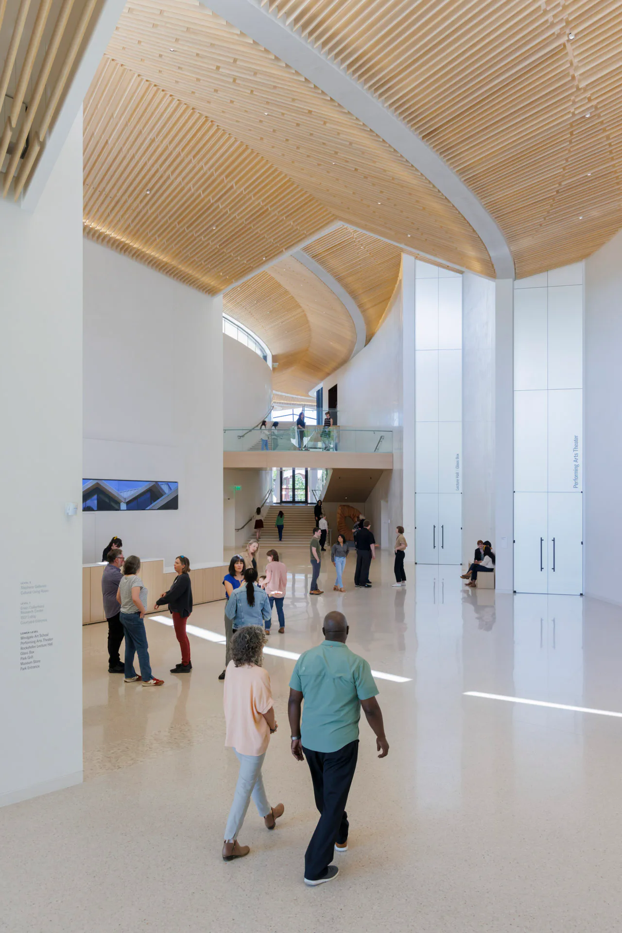 Die zentrale Erschließungsspange verbindet die Museumsflügel miteinander.