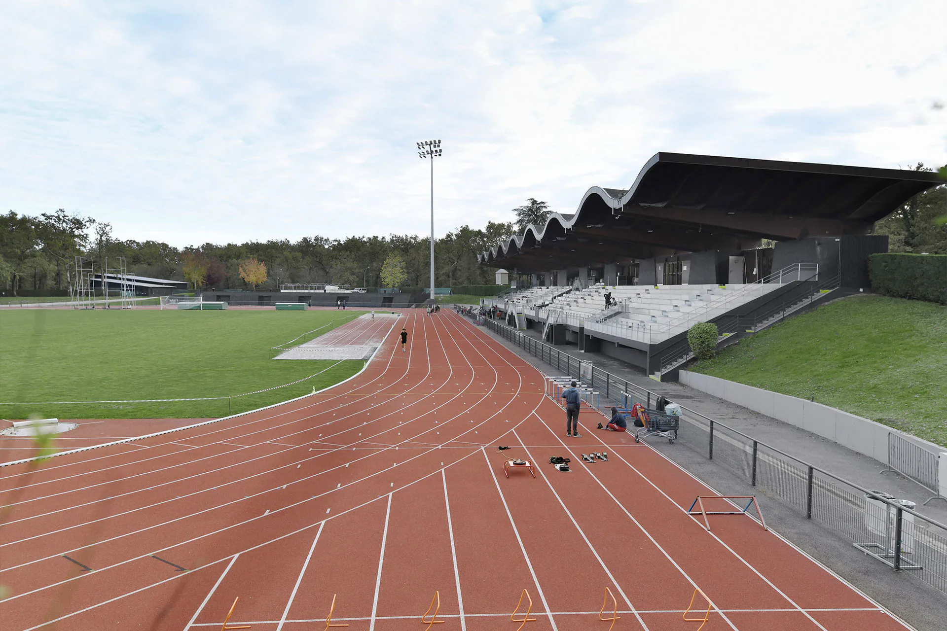Einzelne Bauteile der Tribüne wurden dunkel getönt, um sie mit den neuen Gebäuden in Einklang zu bringen.