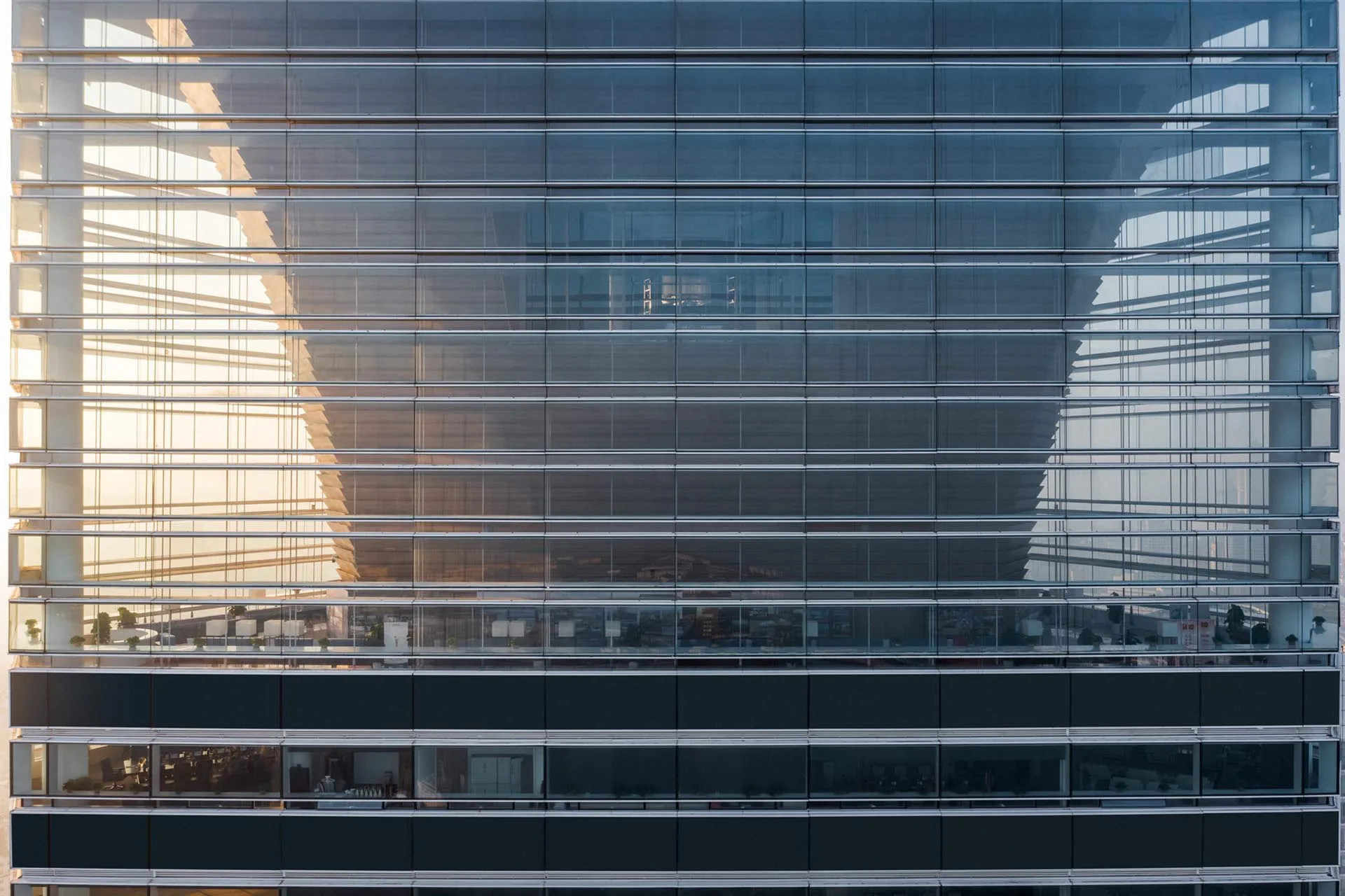 Die Büros legten gmp Architekten in die höher gelegenen Etagen, während Kantinen- und Konferenzbereiche, die größere Raumtiefen erfordern, am Fuß des Turms untergebracht wurden.