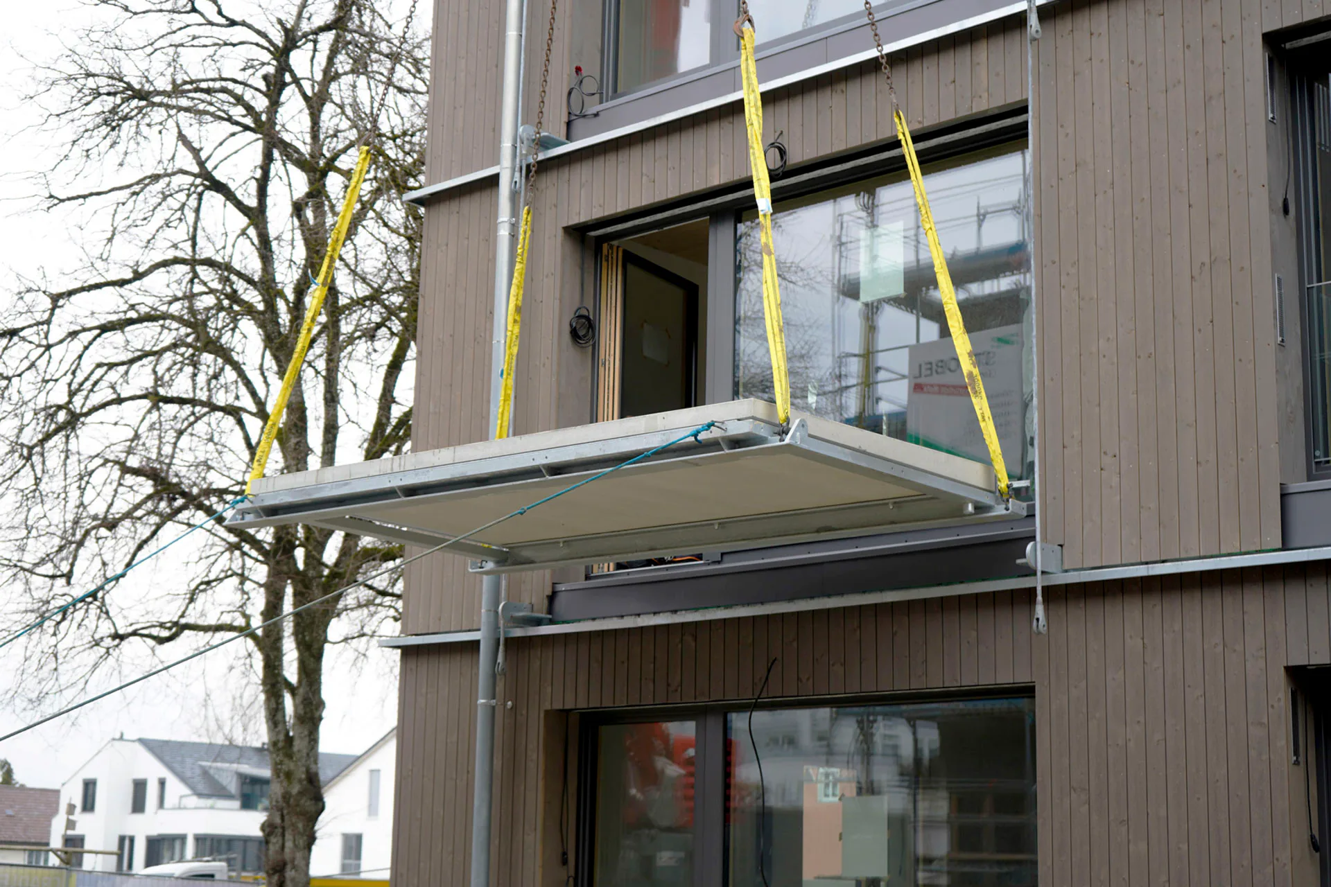 Nachdem die Carbonbetonplatten im Werk erstellt wurden, konnten sie mithilfe der bauseits angebrachten Befestigungselemente vor der Fassade angebracht werden
