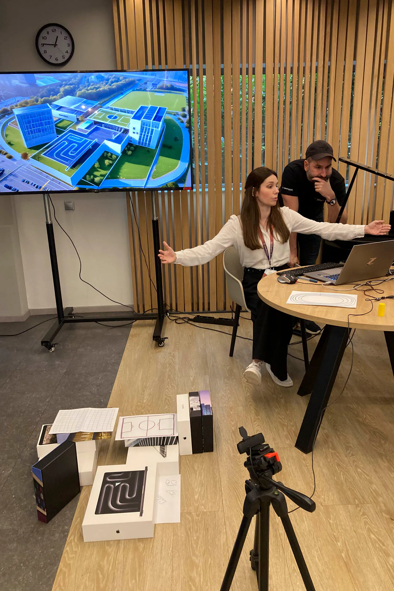 AI-research für superschnelle Designkonzepte: Kleine Teams testen experimentelle Ansätze wie den Live-Demonstrator mit KI-System und Kamera.