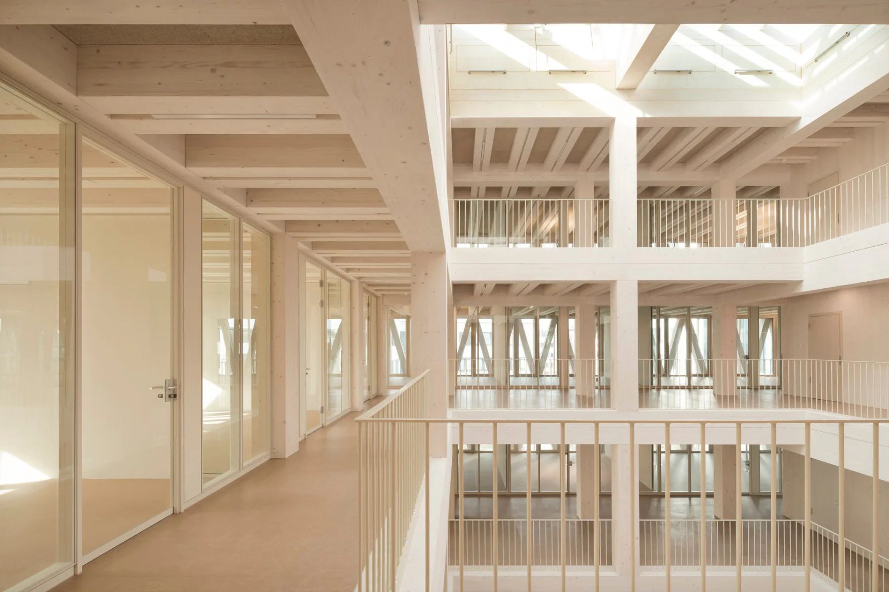 In den Obergeschossen sind die Büroräume flexibel aufteilbar. Teeküchen zum Atrium sorgen für Austausch unter den Start-UP-Firmen.