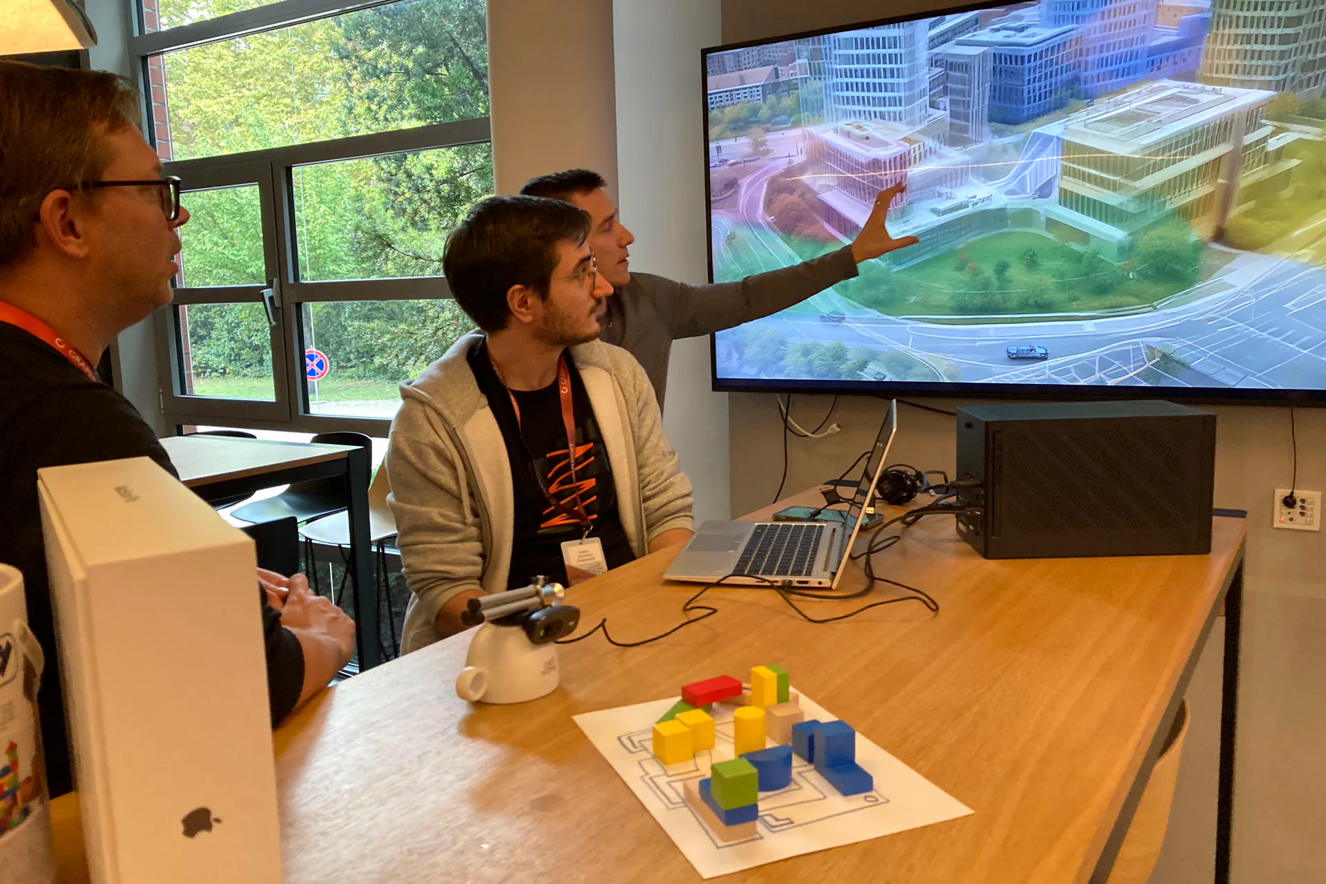 AI-research für superschnelle Designkonzepte: Aus Kartons oder Klötzchen entstehen in Echtzeit Visualisierungen von Gebäuden in verschiedenen räumlichen Kontexten.