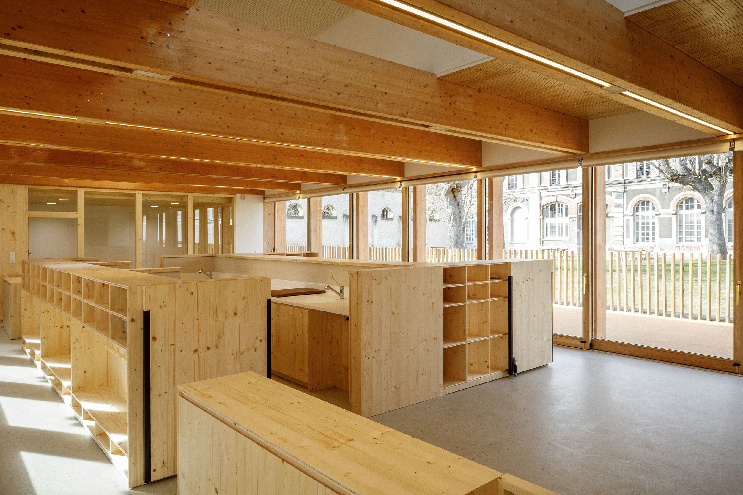 Holz charakterisiert den Innenraum.