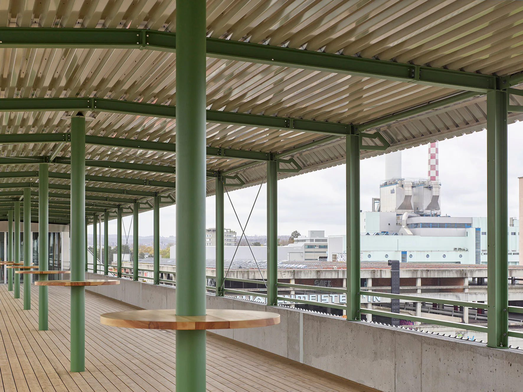 Die Dachterrasse im obersten Geschoss erinnert an das Deck eines Ausflugsdampfers.